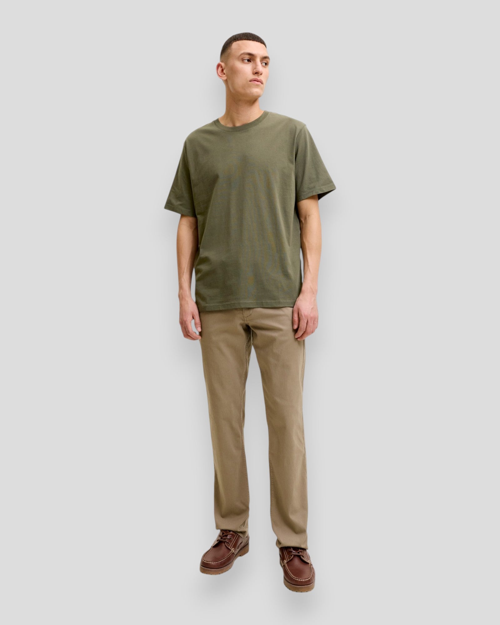 Økologisk basic t-shirt fra Jack & Jones i Olive Night, med rund hals og enkel, komfortabel pasform.