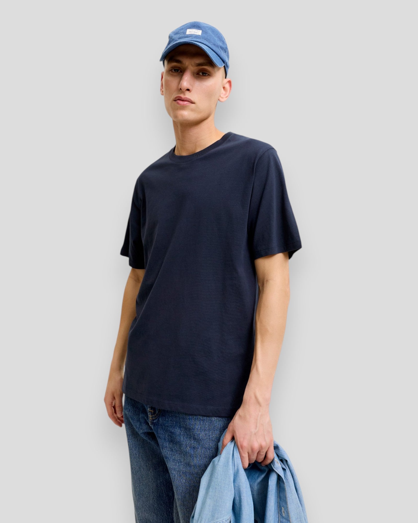 Navy blå Jack & Jones økologisk basic t-shirt med rund hals, vist på model for herre, afslappet styling.