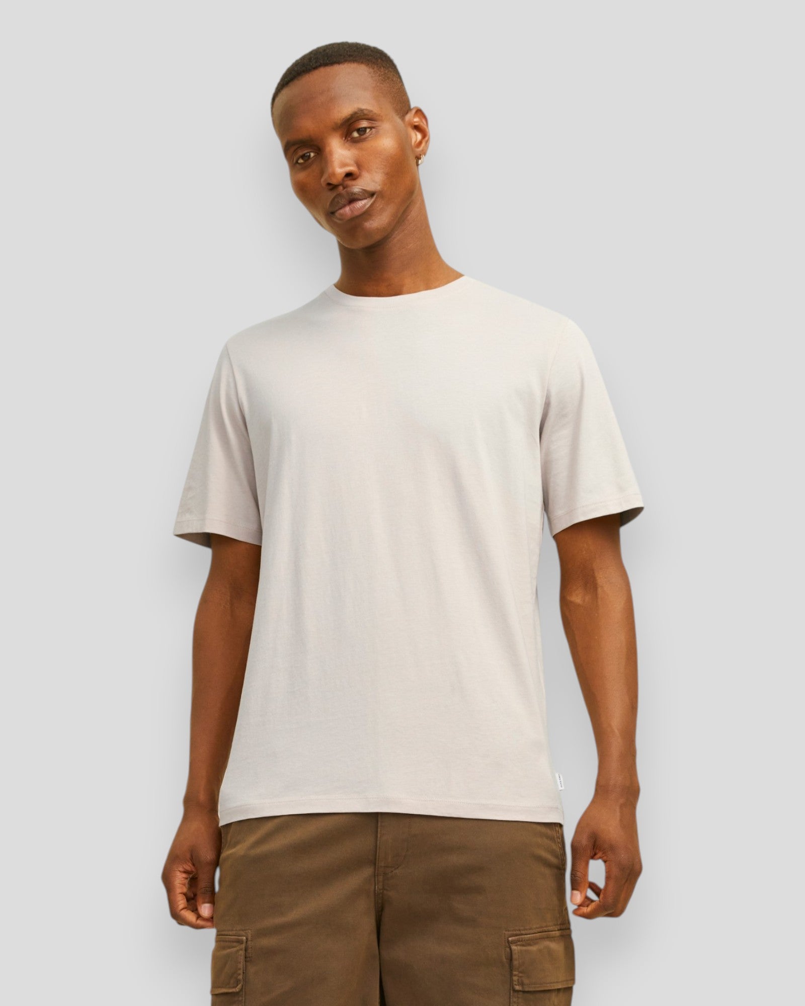 Økologisk basic t-shirt fra Jack & Jones med rund hals i Moonbeam farve, afslappet og komfortabel til hverdag.