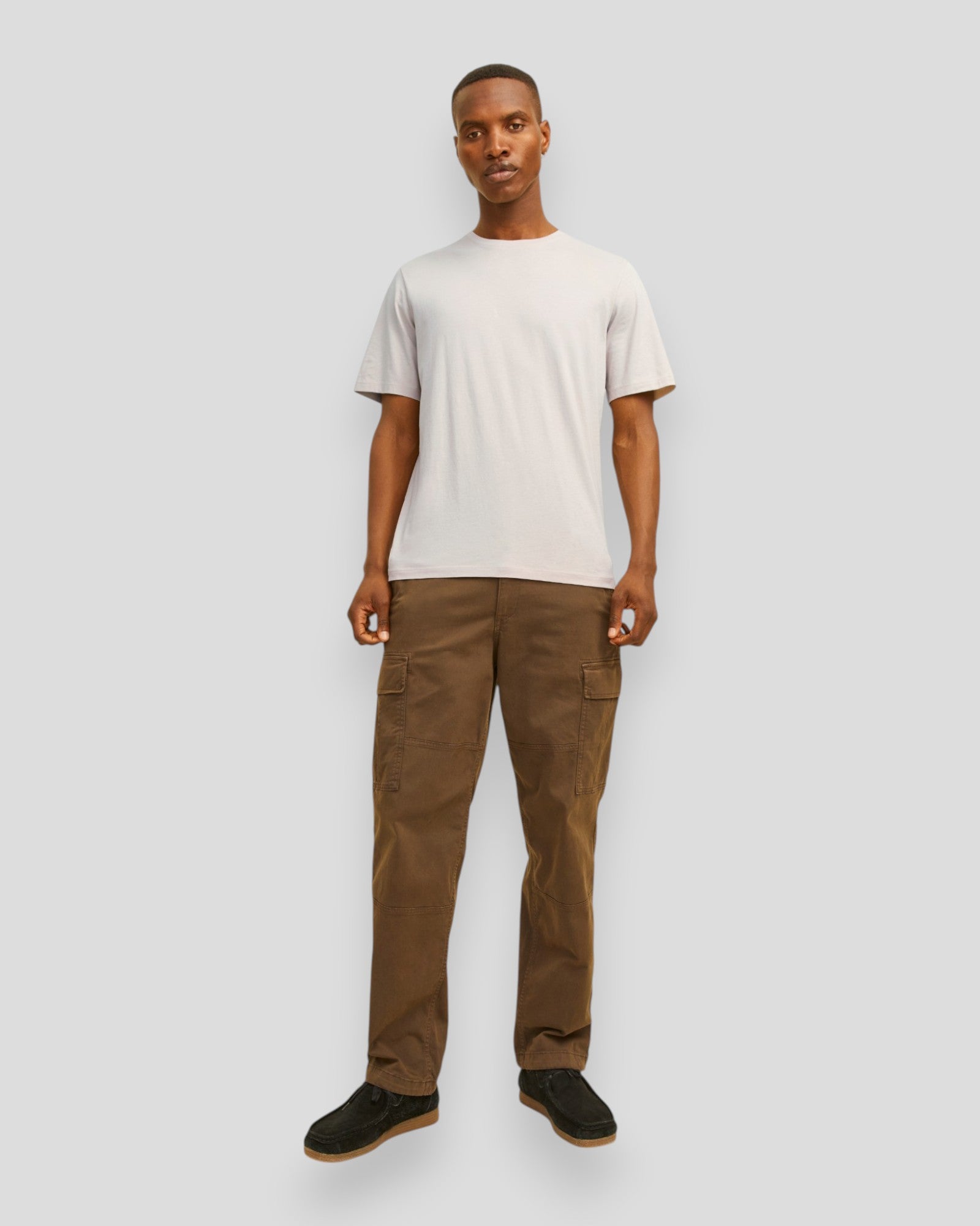 Økologisk basic t-shirt med O-hals fra Jack & Jones i Moonbeam farve, afslappet og komfortabel til hverdag.