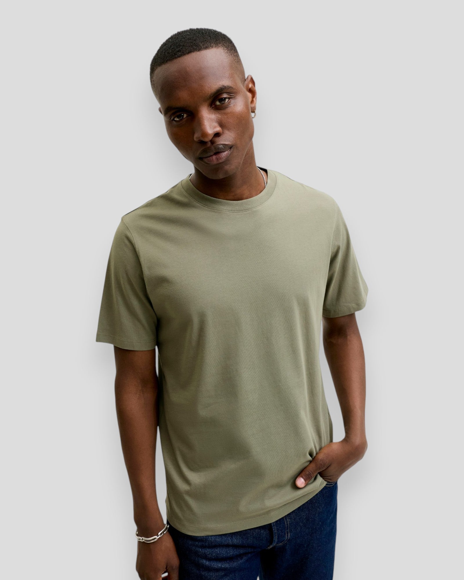 Lækkert økologisk basis T-shirt med O-neck fra Jack & Jones i farven Vetiver, vist på model.