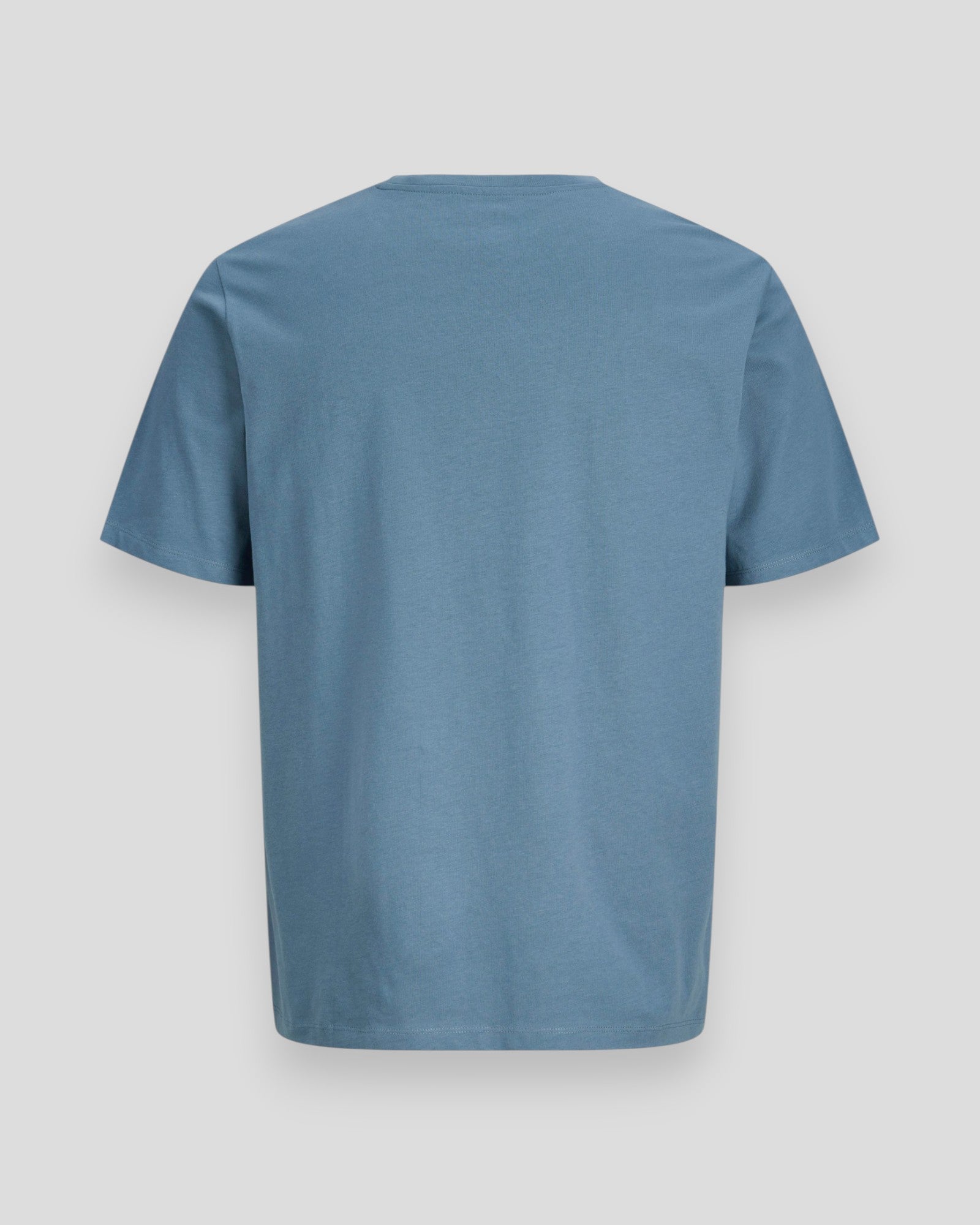 Blå Jack & Jones Organic Basic Tee SS O-Neck, en enkel T-shirt med rund hals i økologisk bomuld, foran i billedet.