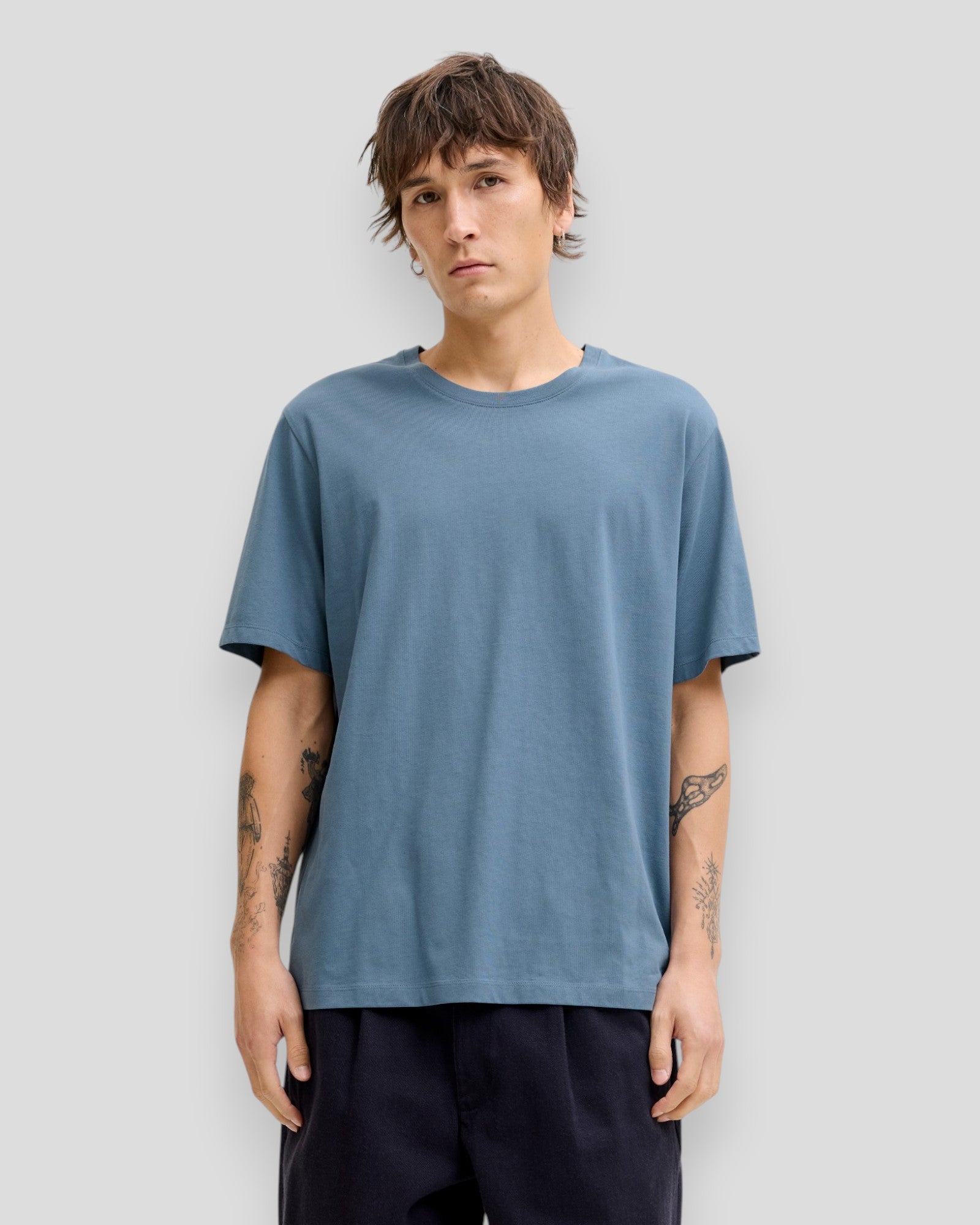 Blå Jack & Jones økologisk basic T-shirt med O-necik, vises på billedet, lavet til afslappet hverdagsbrug.