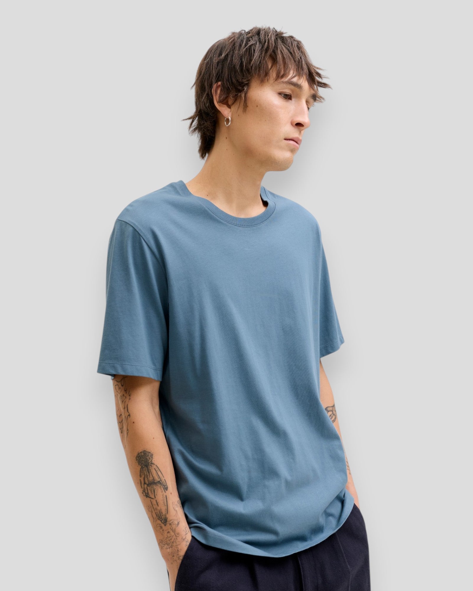 Blå Jack & Jones organic basic T-shirt med O-hals, enkel og behagelig i blød bomuld, perfekt til hverdagsbrug.