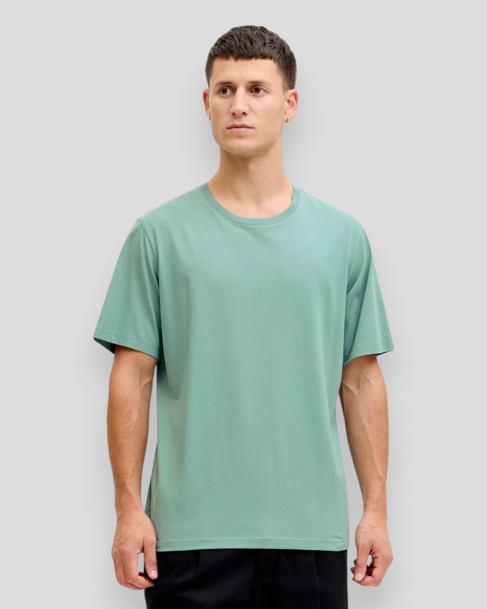 Mænds økologisk basic T-shirt med O-hals i mineralblå fra Jack & Jones, vises på model.