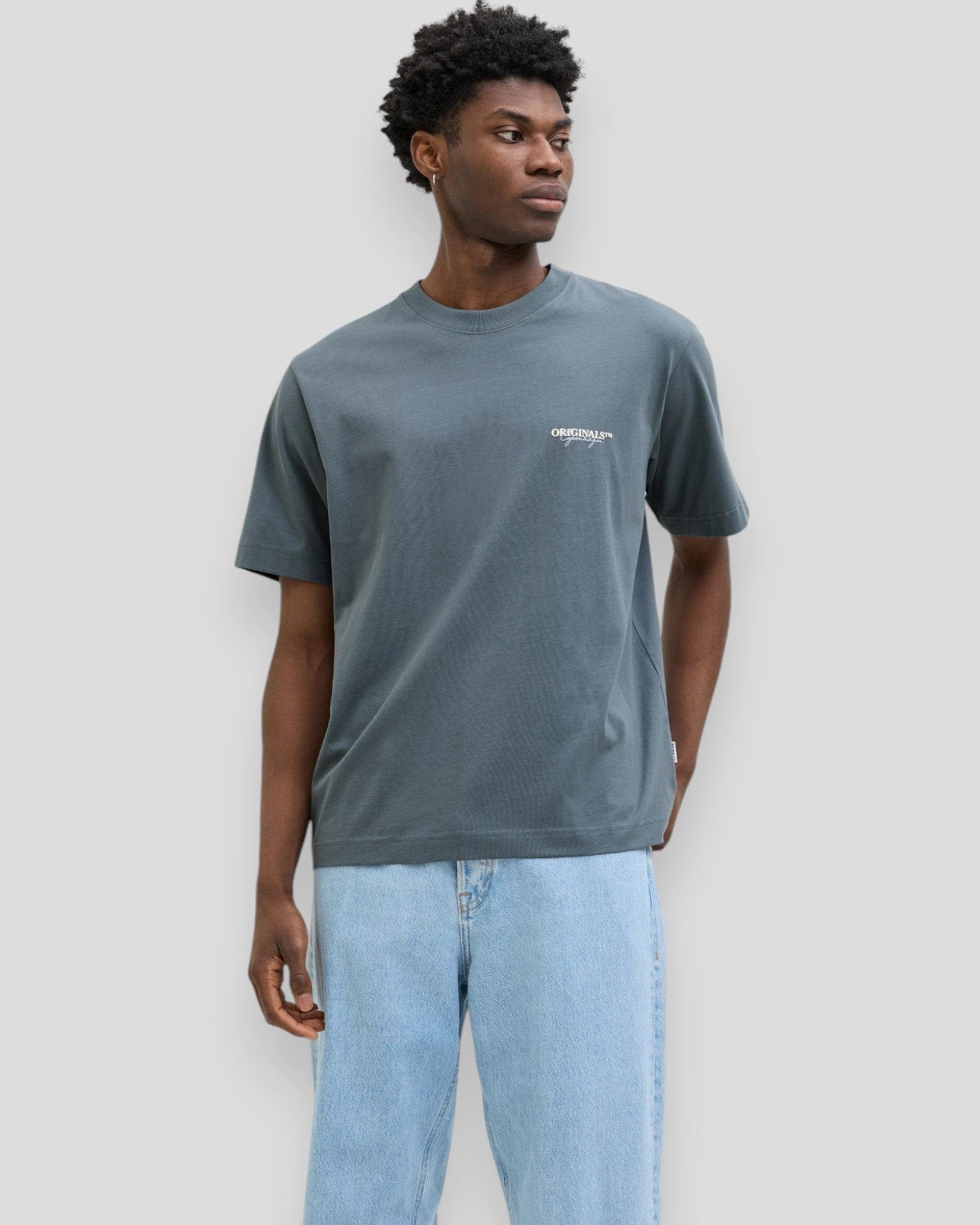 Jack & Jones Slington Type Tee SS Crew Neck i Stormy Weather, herre T-shirt med rund hals og regular fit i en stilren gråblå nuance