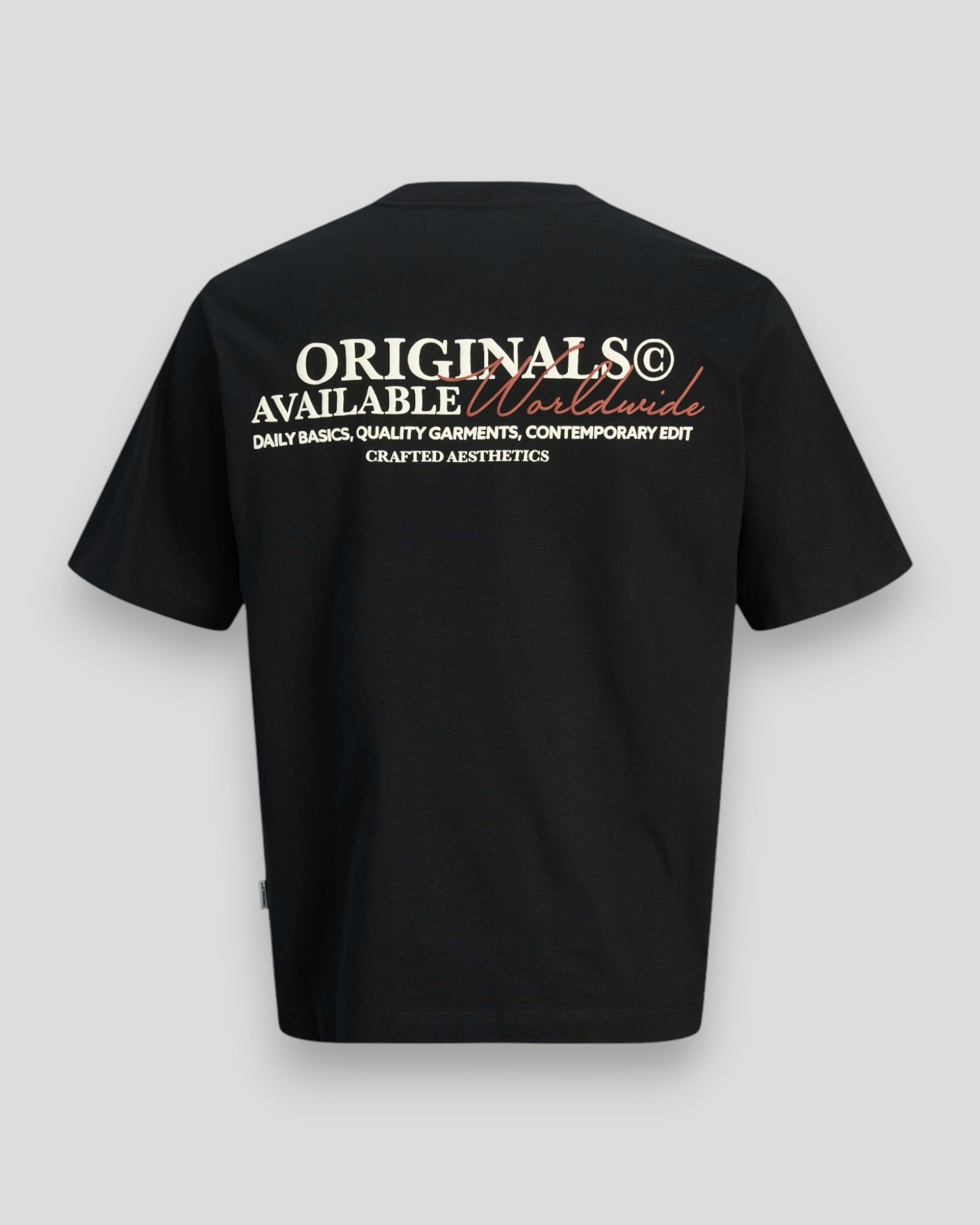 Jack & Jones Slington Type Tee SS Crew Neck i sort, klassisk herre T-shirt med rund hals og regular fit til hverdagsbrug.