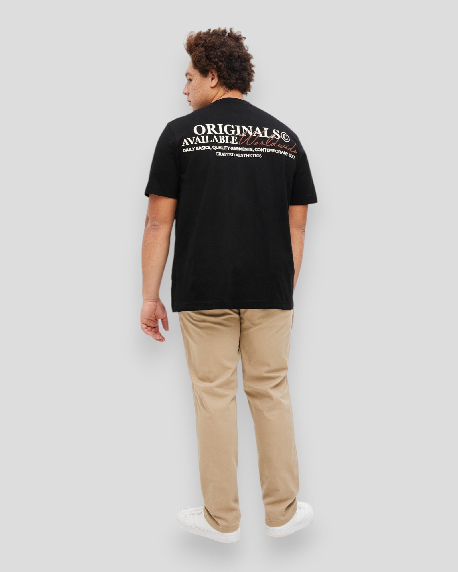 Jack & Jones Slington Type Tee SS Crew Neck i sort, klassisk herre T-shirt med rund hals og regular fit til hverdagsbrug.