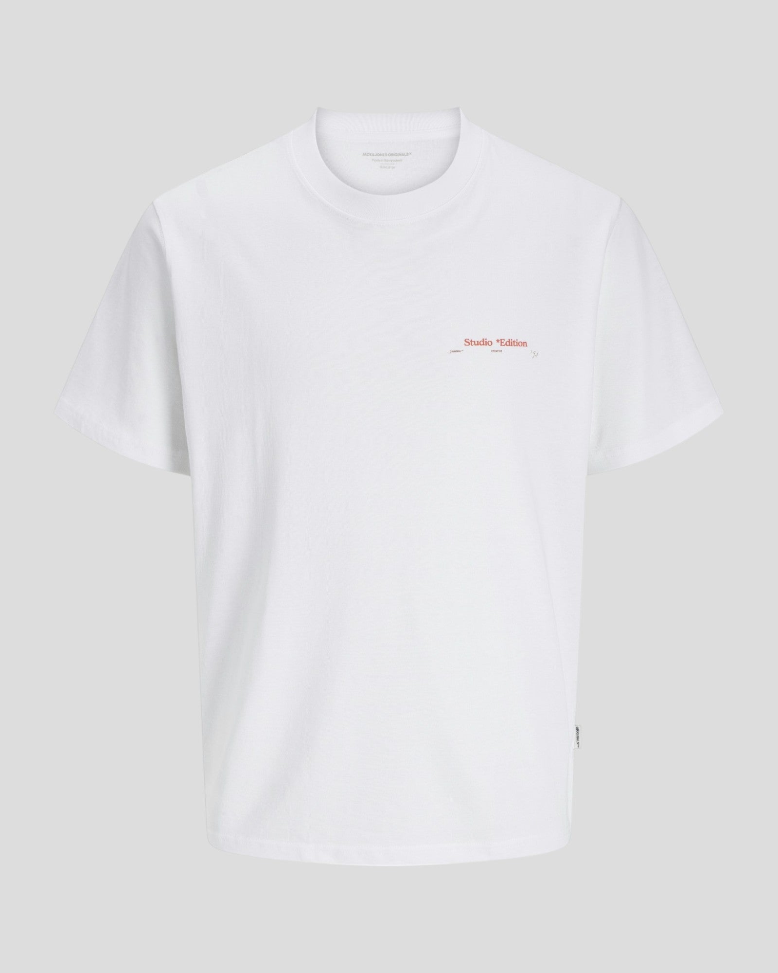 Oversized Tee fra Jack And Jones med backprint i hvid. Perfekt til den modebevidste mand. Her set forfra.