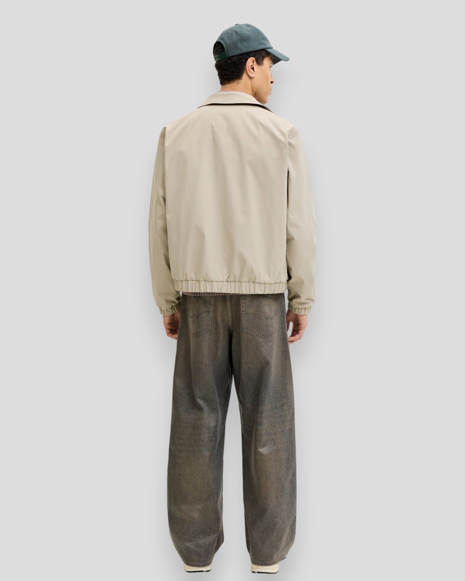 Lækker Jack & Jones Catskills Harrington-jakke i Crockery farve, vises med fuld frontdetalje og klassisk design.
