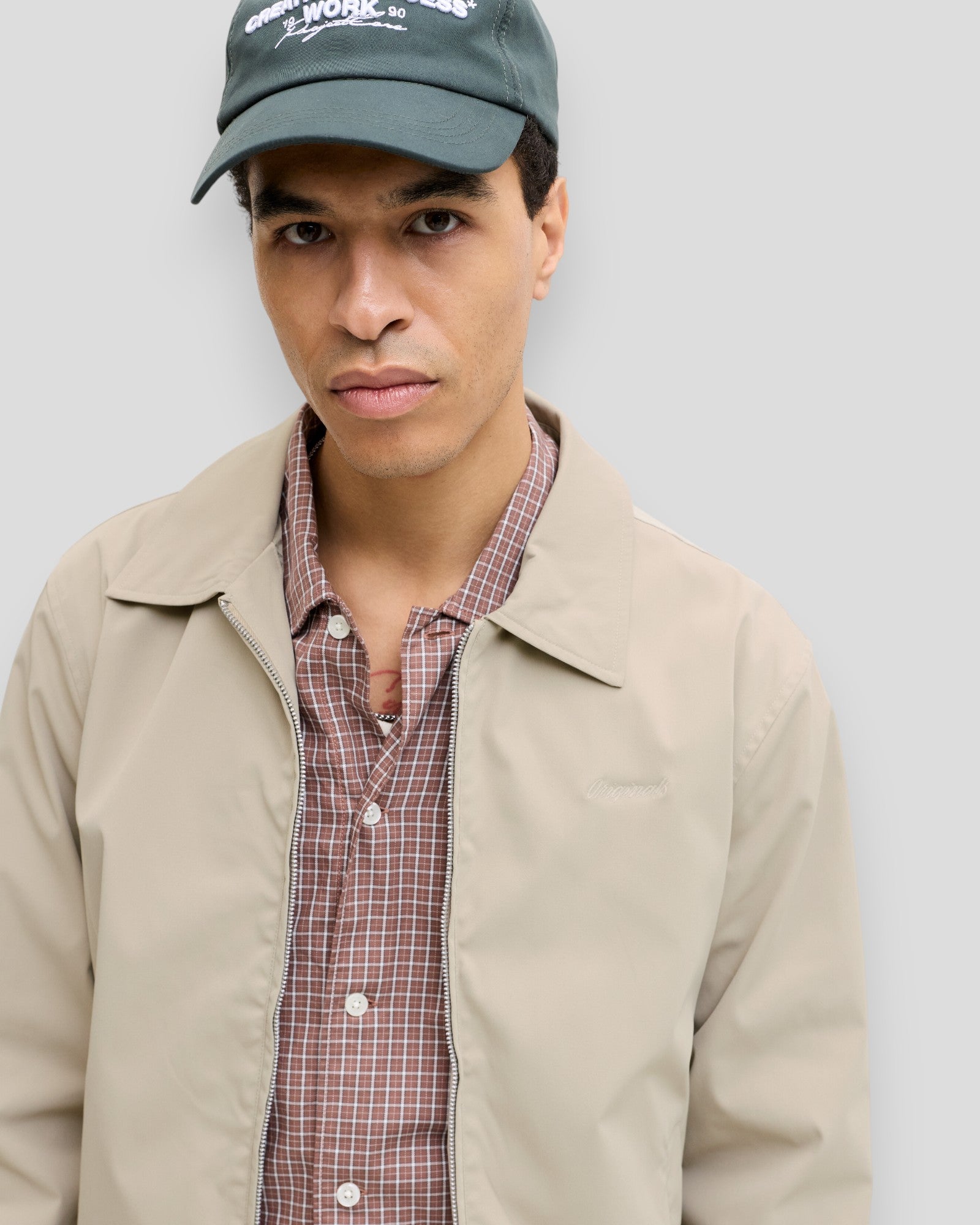 Jack & Jones Catskills Harrington-jakke i Crockery, letvægtsjakke med skulderdetaljer og klassisk stil, perfekt til foråret og sommeren.