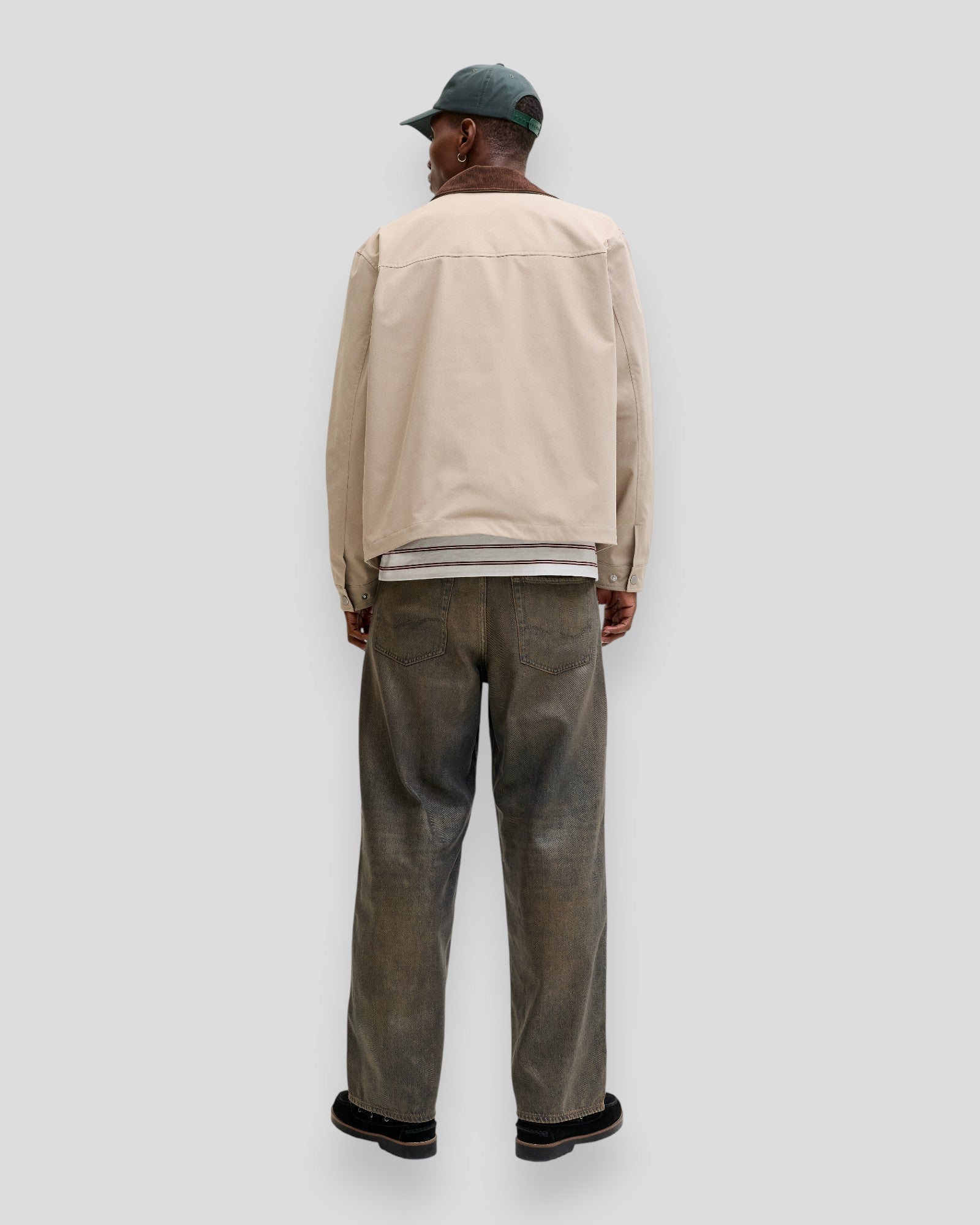 Jack & Jones Catskills Barn Jacket in crockery fabric, shown in a casual outdoor setting with front view and details of the jacket.