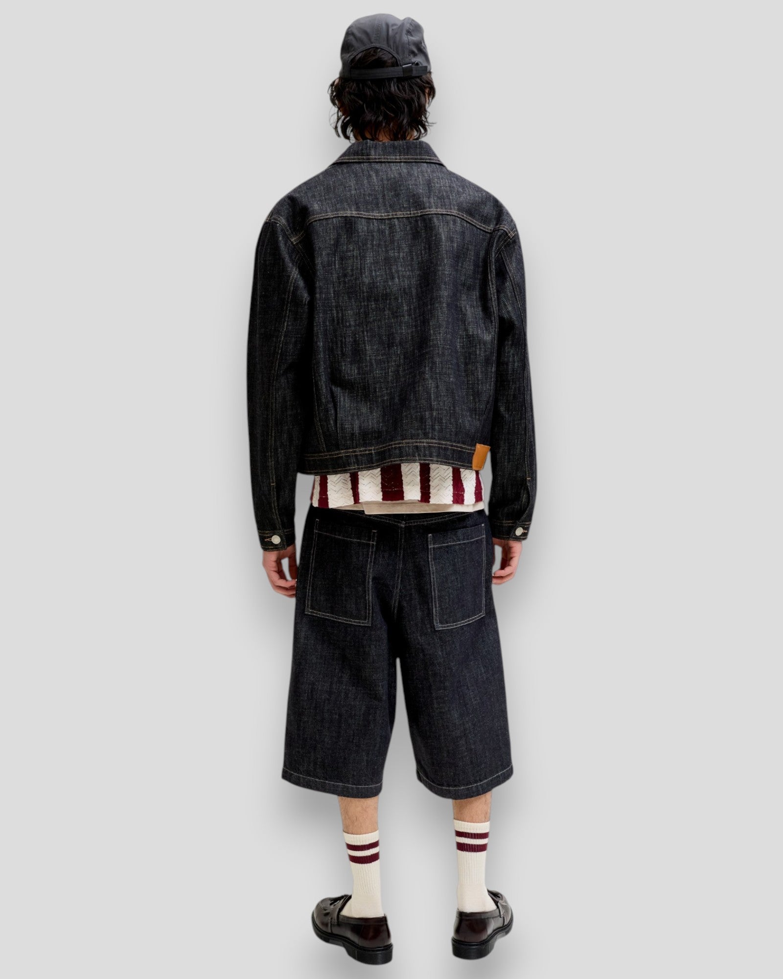 Blå denim shorts fra Jack & Jones Ron Lloyd AKM 856 LN, raw finish, vist i et sommerligt look