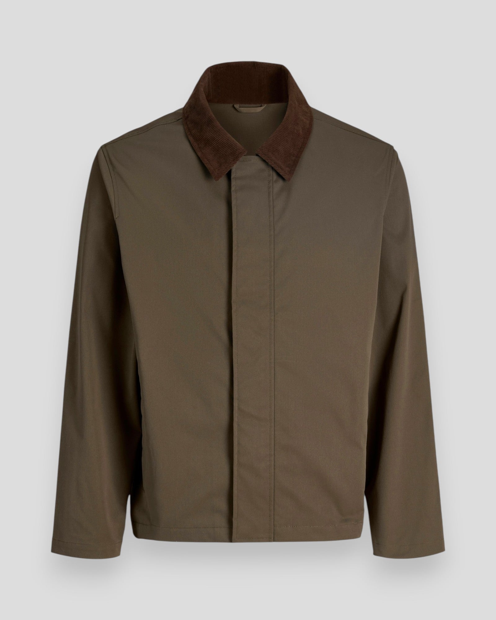 Jack & Jones Wolf Worker Jakke i kakaofarve, casual jakke med lommer og justerbare detaljer, velegnet til forår og sommer.