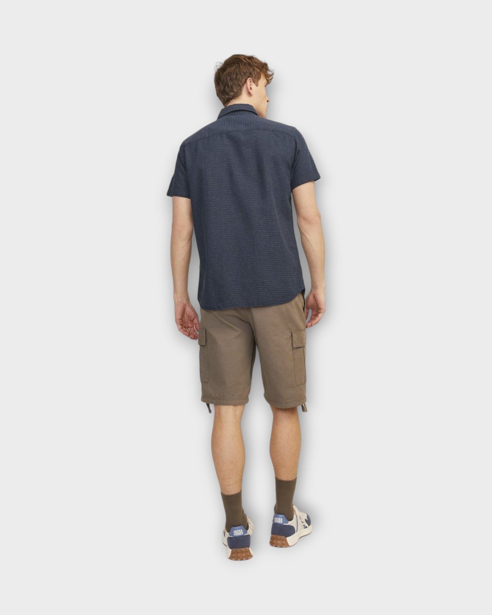 Abel Shirt Short Sleeve Navy Blazer fra Jack and Jones. Kortærmet mørke blå herre skjorte. Her set på model bagfra.
