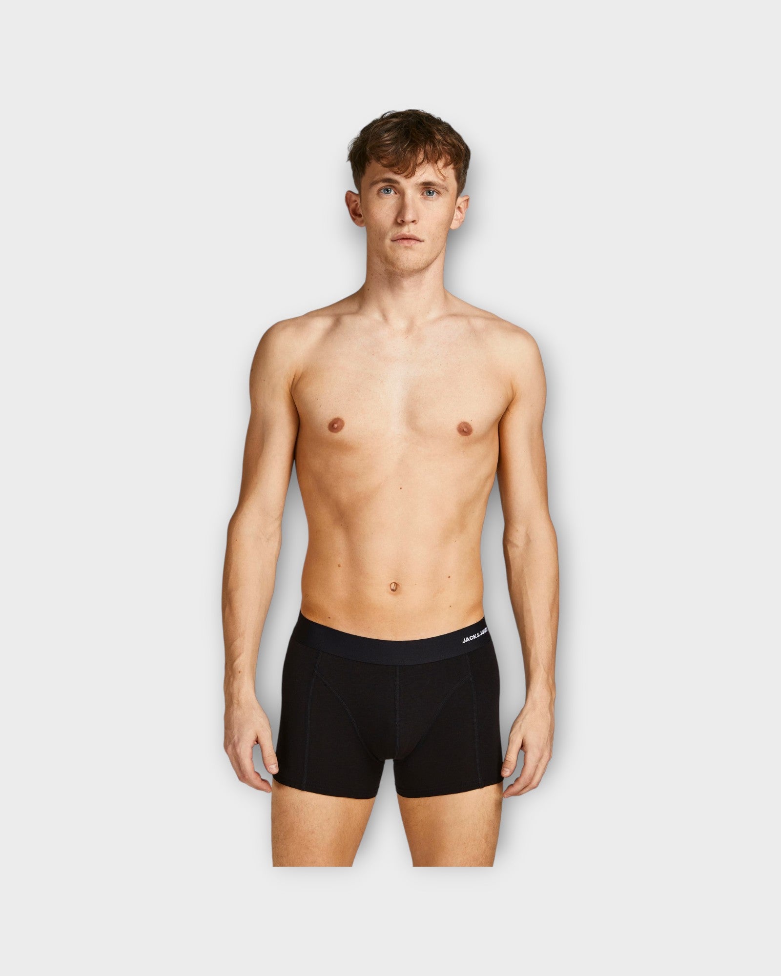 Basic Bamboo Trunks 6 Pack Forest Night fra Jack and Jones. Bambus tights til mænd i en 6 pak. Her ses den sorte på model.