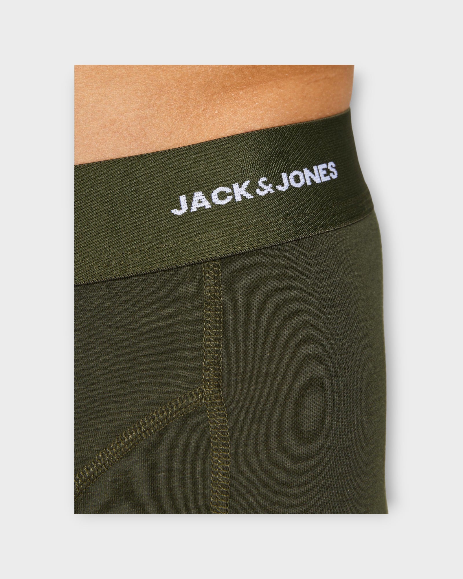 Basic Bamboo Trunks 6 Pack Forest Night fra Jack and Jones. Bambus tights til mænd i en 6 pak. Her ses et closeup af logoet.