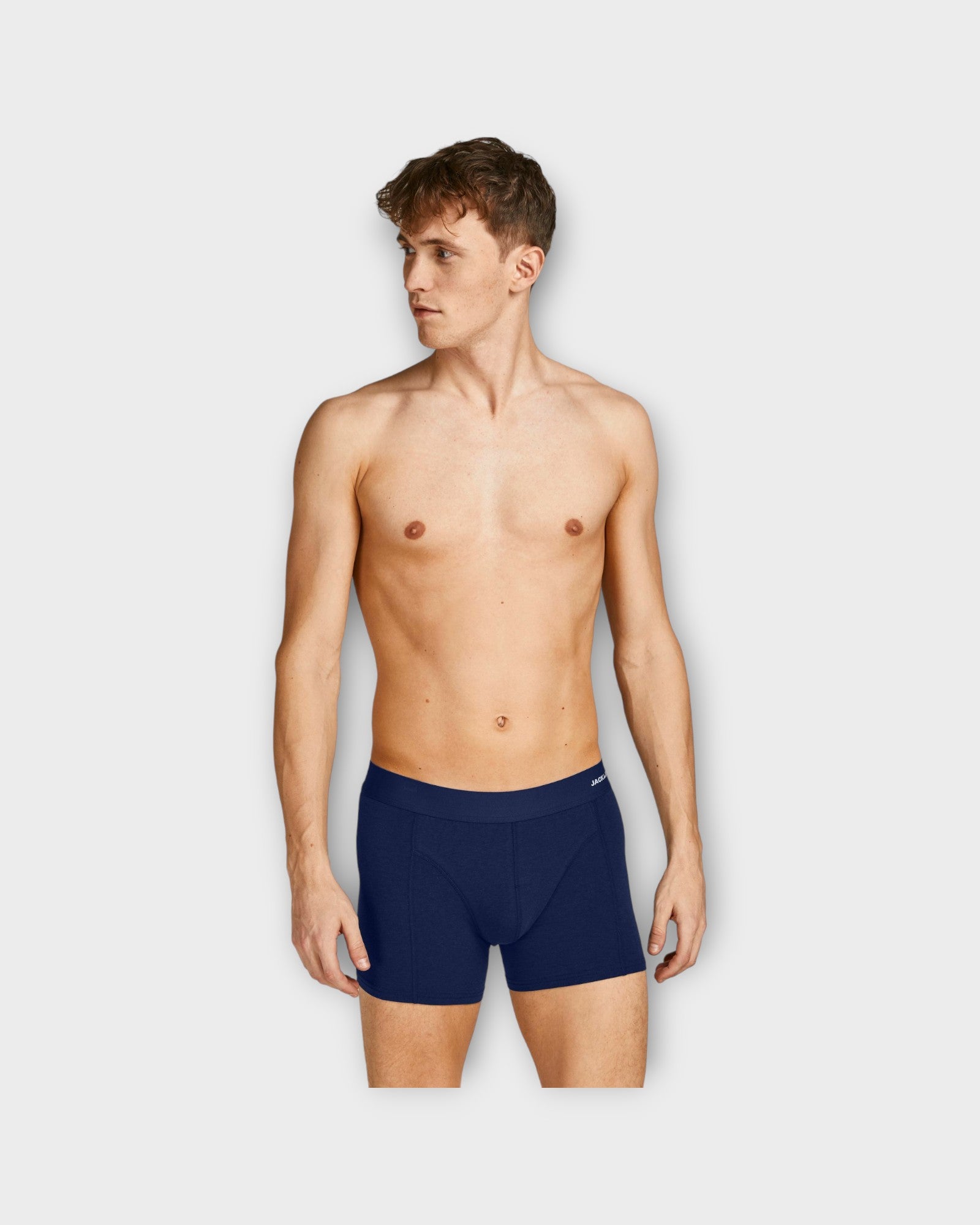 Basic Bambus Tights 6 Pak Port Royale fra Jack and Jones. Lækkert bambus undertøj til mænd i rød blå og sort. Her ses den blå version på model.