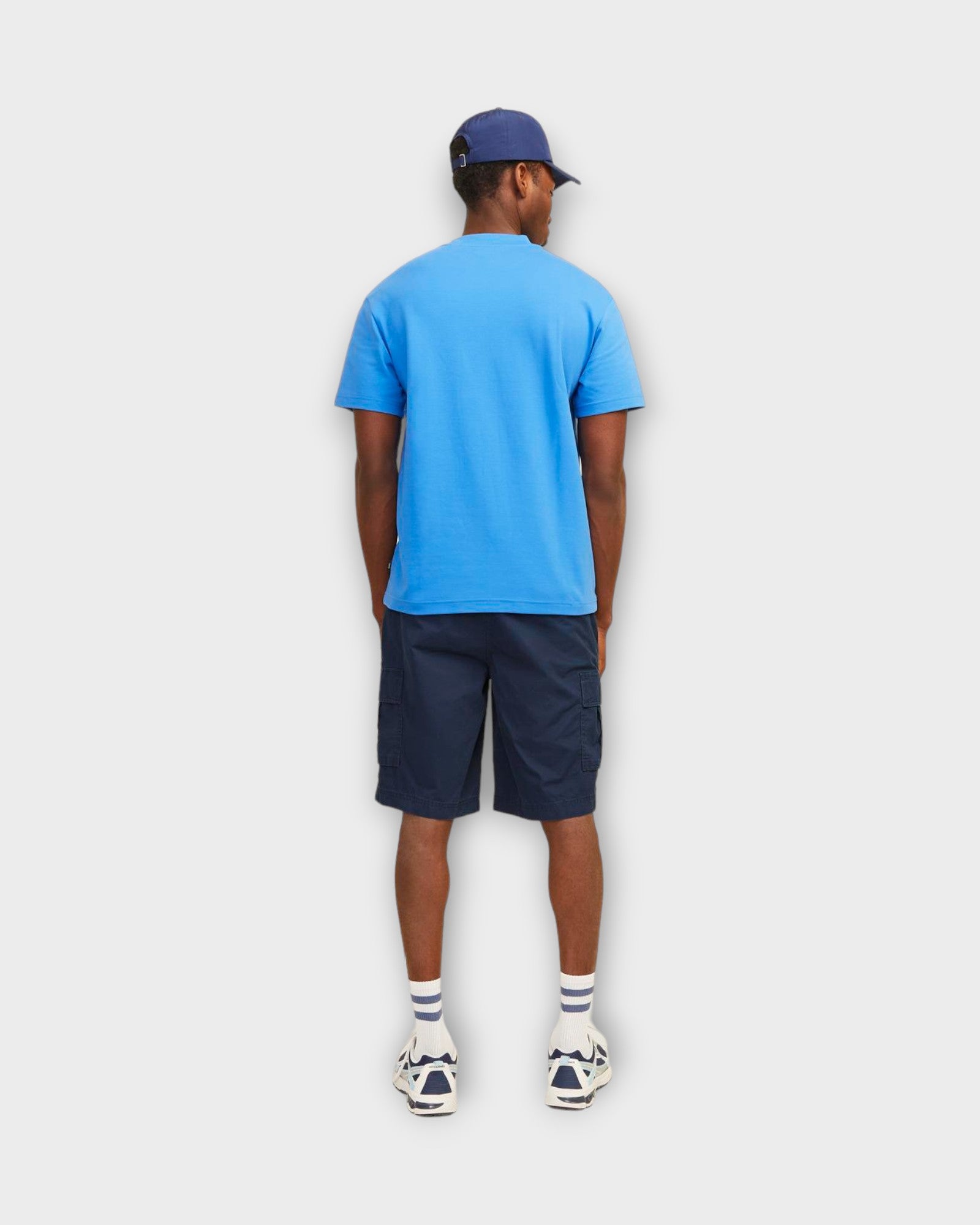 Cole Short Navy Blazer fra Jack and Jones. Mørkeblå Cargo shorts til mænd. Her set på model bagfra.