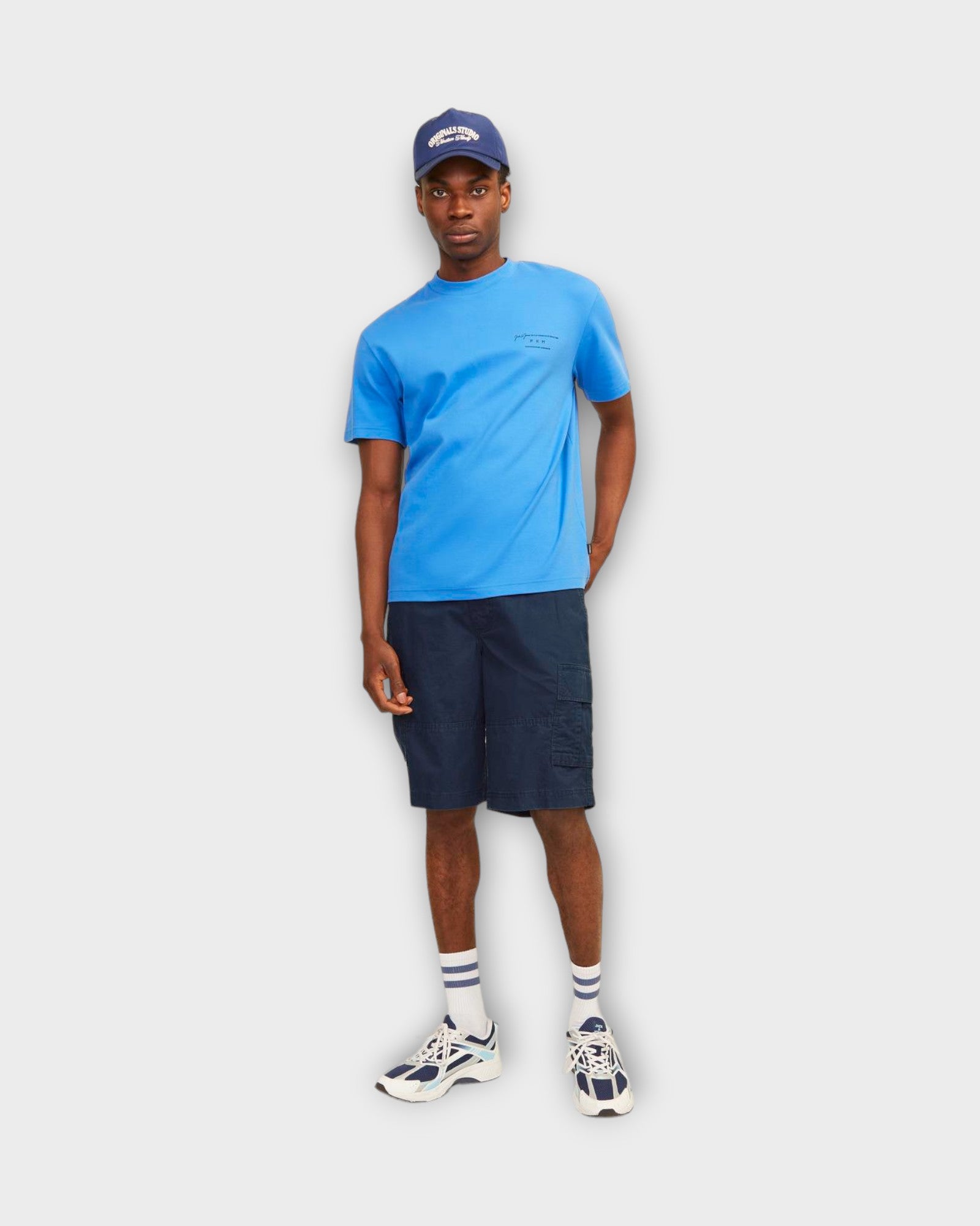 Cole Short Navy Blazer fra Jack and Jones. Mørkeblå Cargo shorts til mænd. Her set på model forfra.