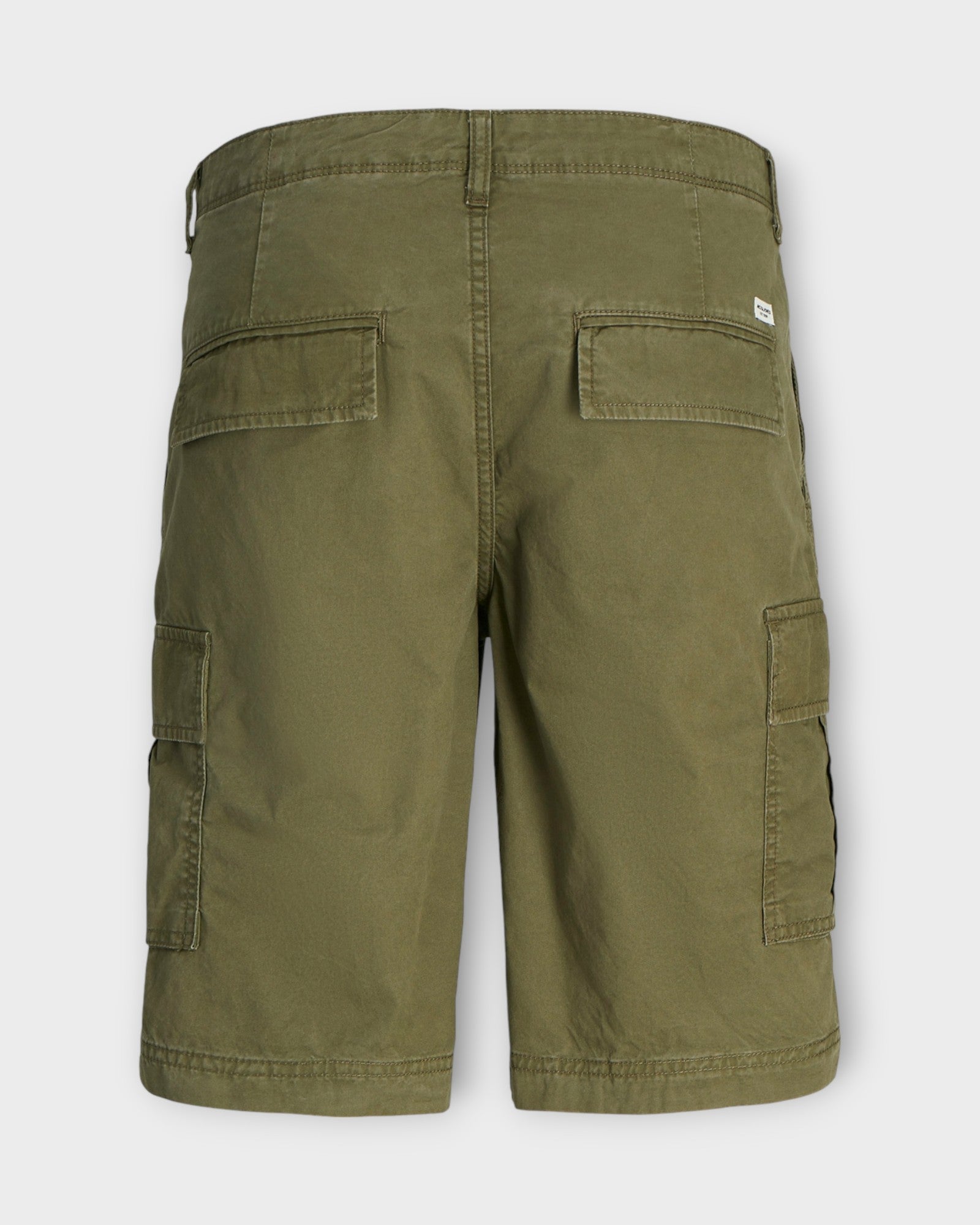Cole Short Olive Night fra Jack and Jones. Grønne cargo shorts til mænd. Her set bagfra.