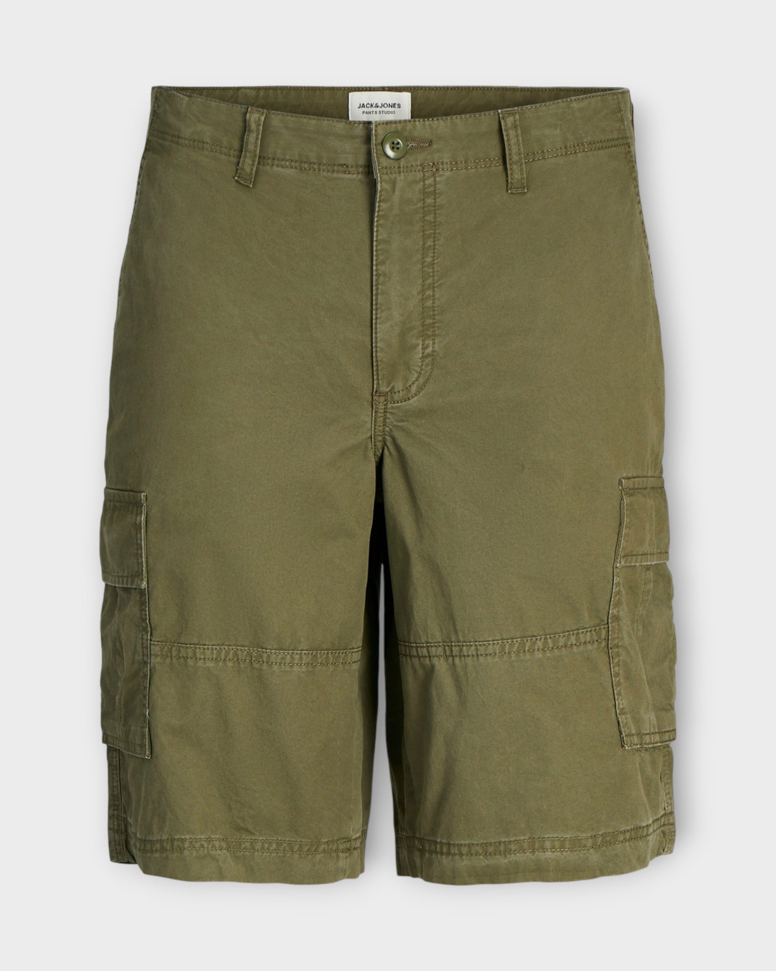 Cole Short Olive Night fra Jack and Jones. Grønne cargo shorts til mænd. Her set forfra.