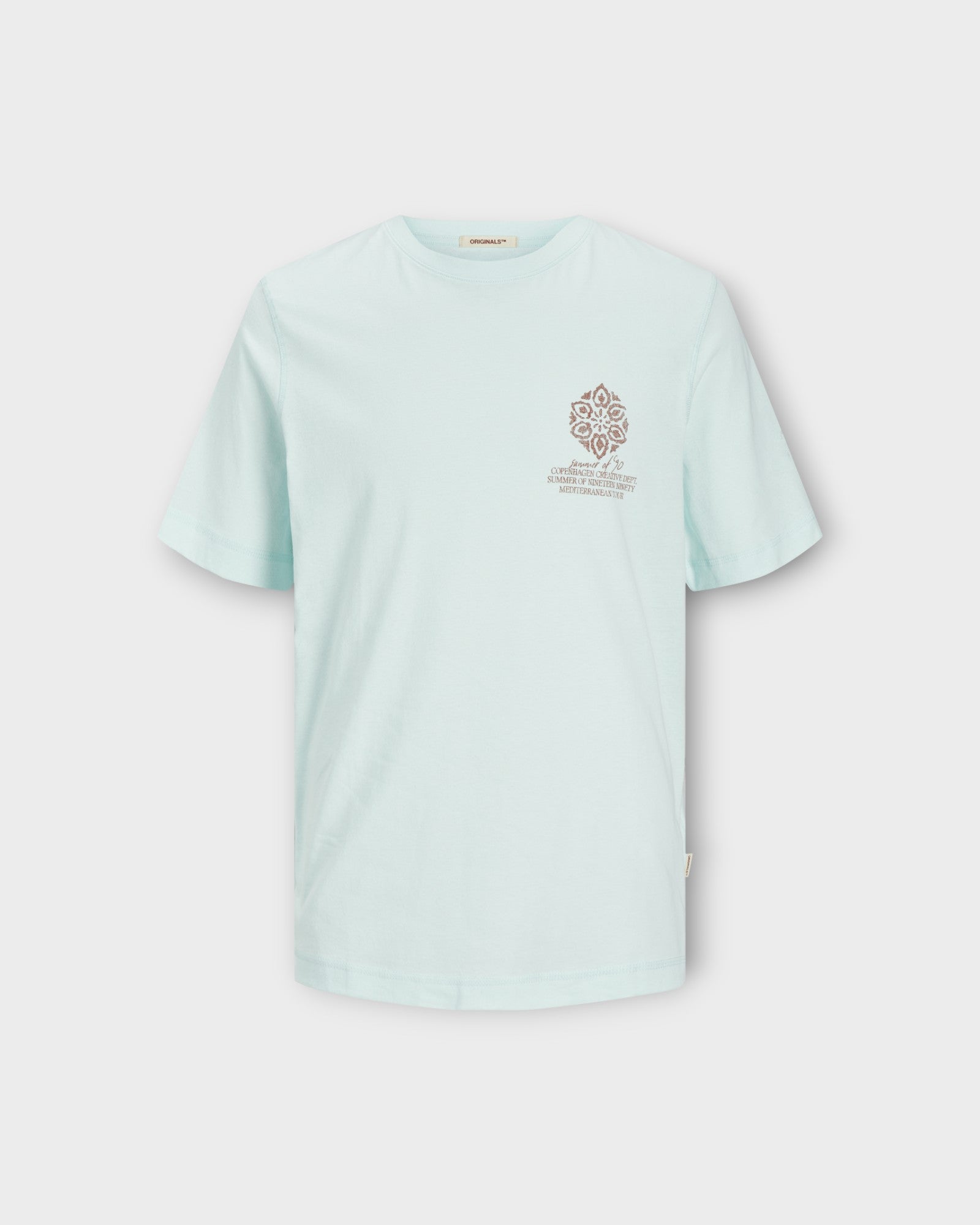 Noto Graphic Chest Tee SS Skylight - Lyseblå Jack & Jones T-shirt med print. her set forfra.