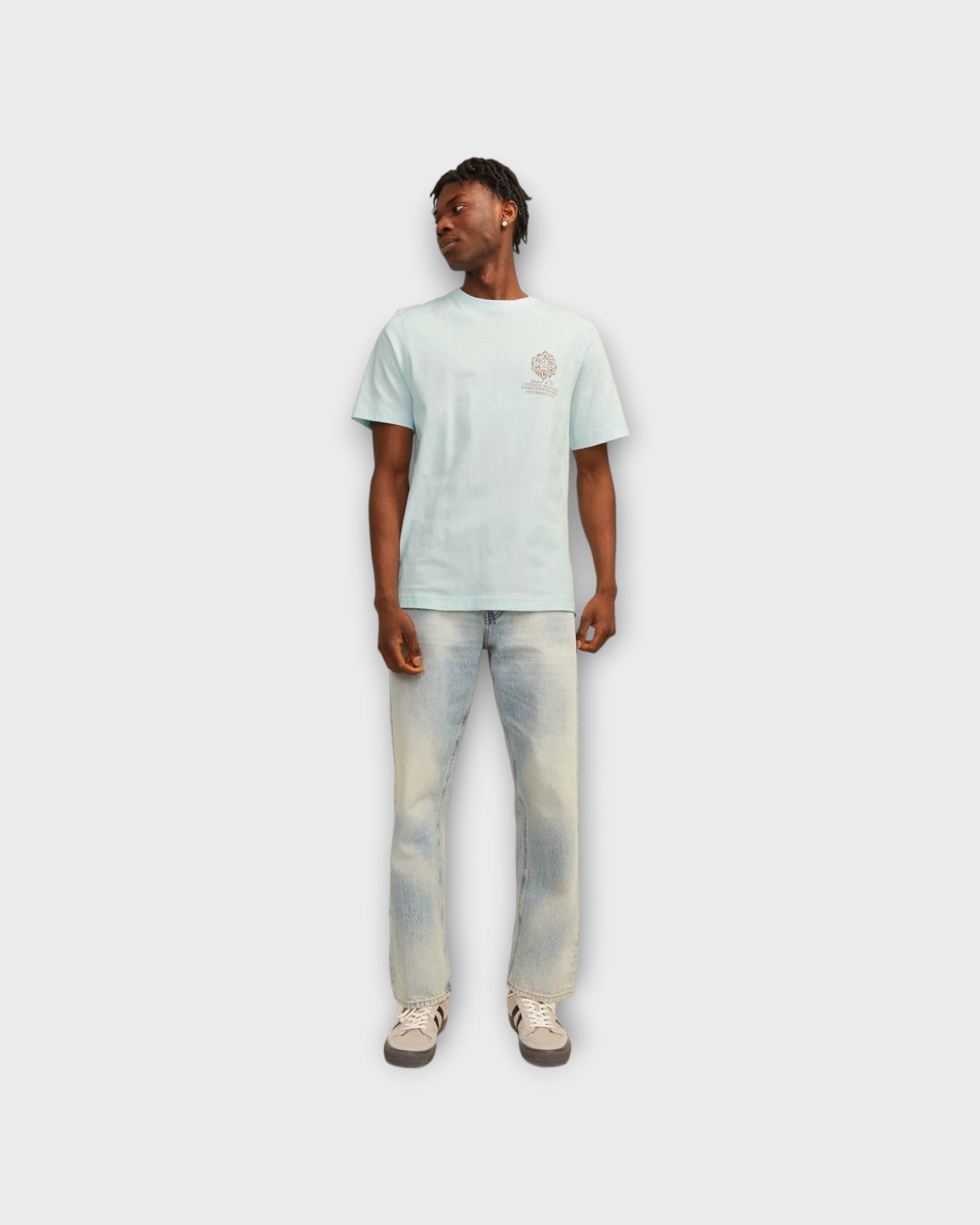 Noto Graphic Chest Tee SS Skylight - Lyseblå Jack & Jones T-shirt med print. her set på model forfra.