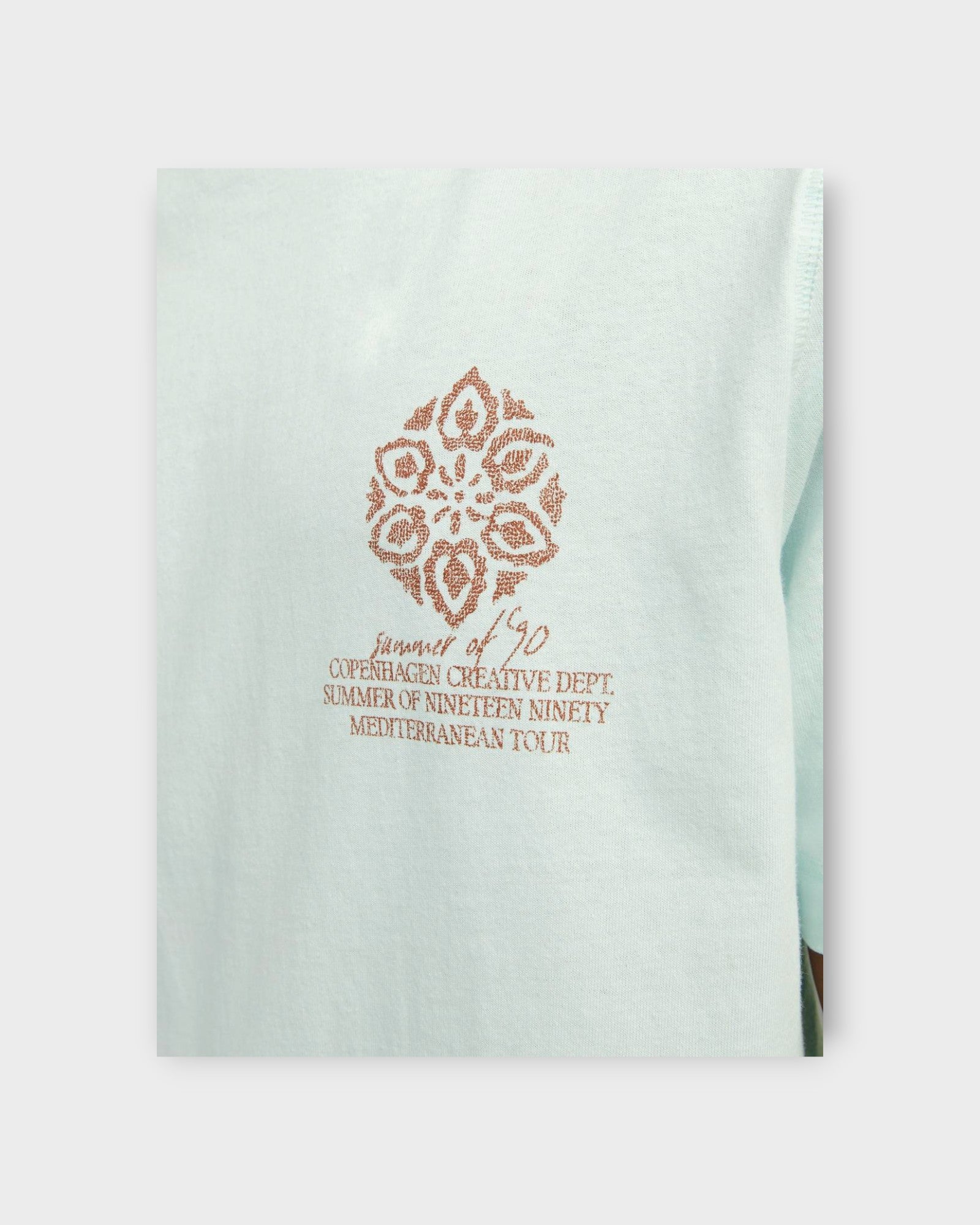 Noto Graphic Chest Tee SS Skylight - Lyseblå Jack & Jones T-shirt med print. her ses printet.