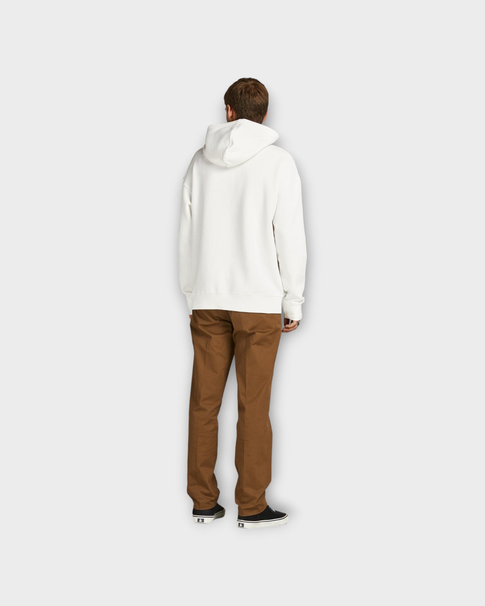 Star Basic Sweat Hood Cloud Dancer. Hvid Jack & Jones Hoodie til Mænd. Her set på model bagfra.