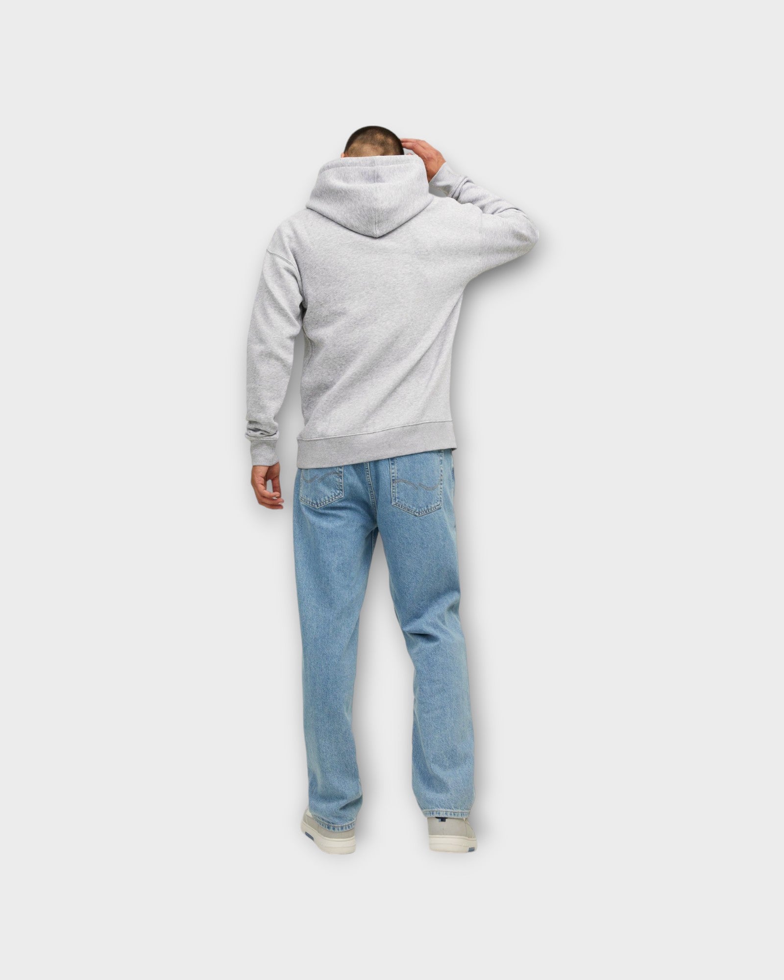 Star Basic Sweat Hood Light Grey Melange. En lækker grå Jack & Jones Hoodie til mænd. Her set på model bagfra.
