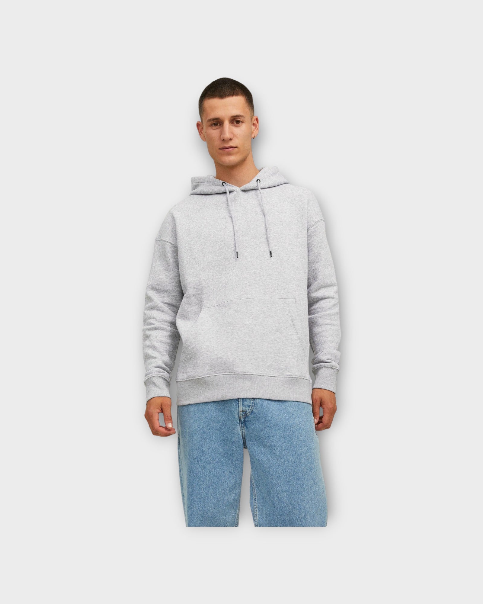 Star Basic Sweat Hood Light Grey Melange. En lækker grå Jack & Jones Hoodie til mænd. Her set på model forfra.