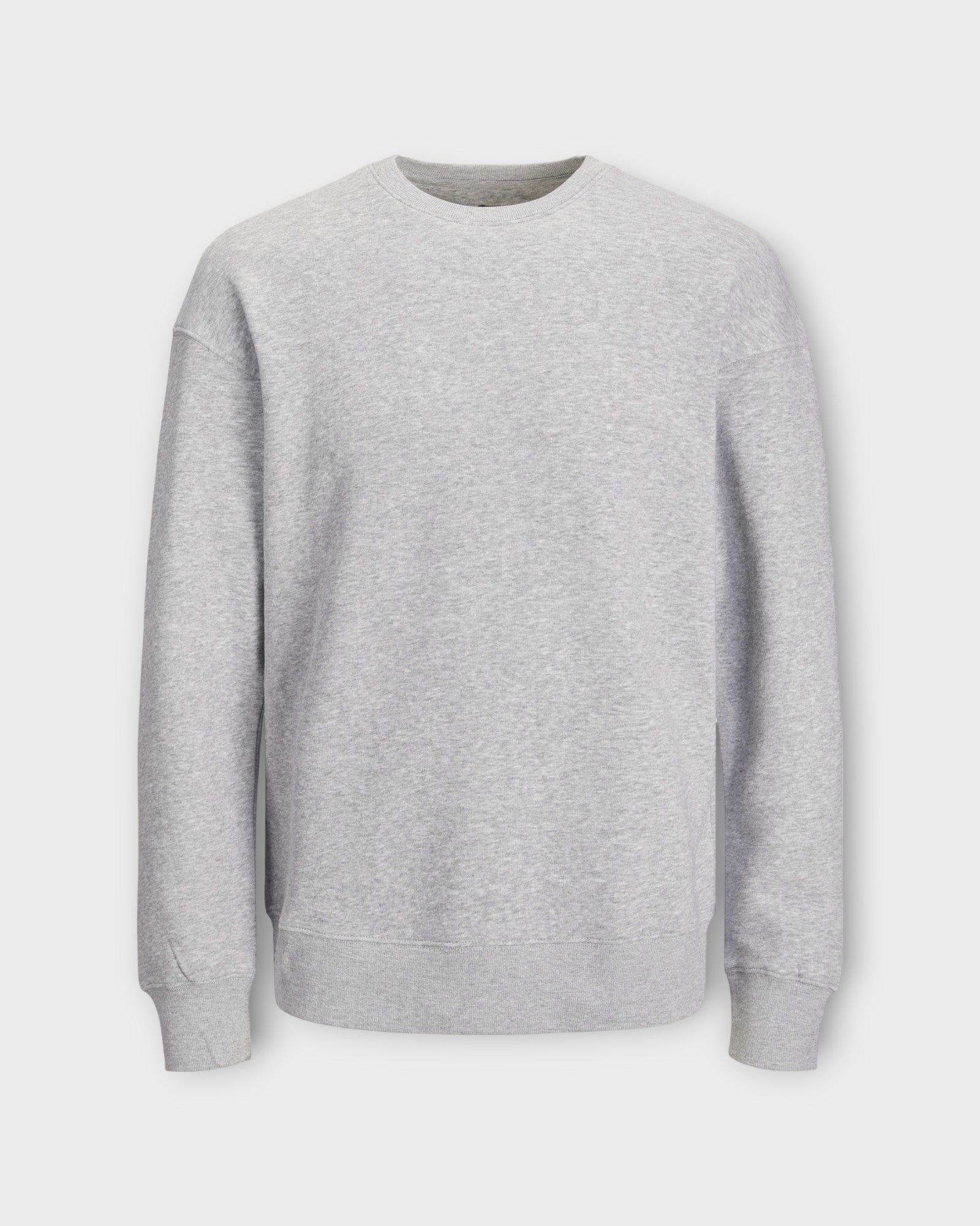 Star Organic Sweat Crew Light Grey Melange fra Jack and Jones. Lys grå melleret sweatshirt til mænd. Her set forfra.