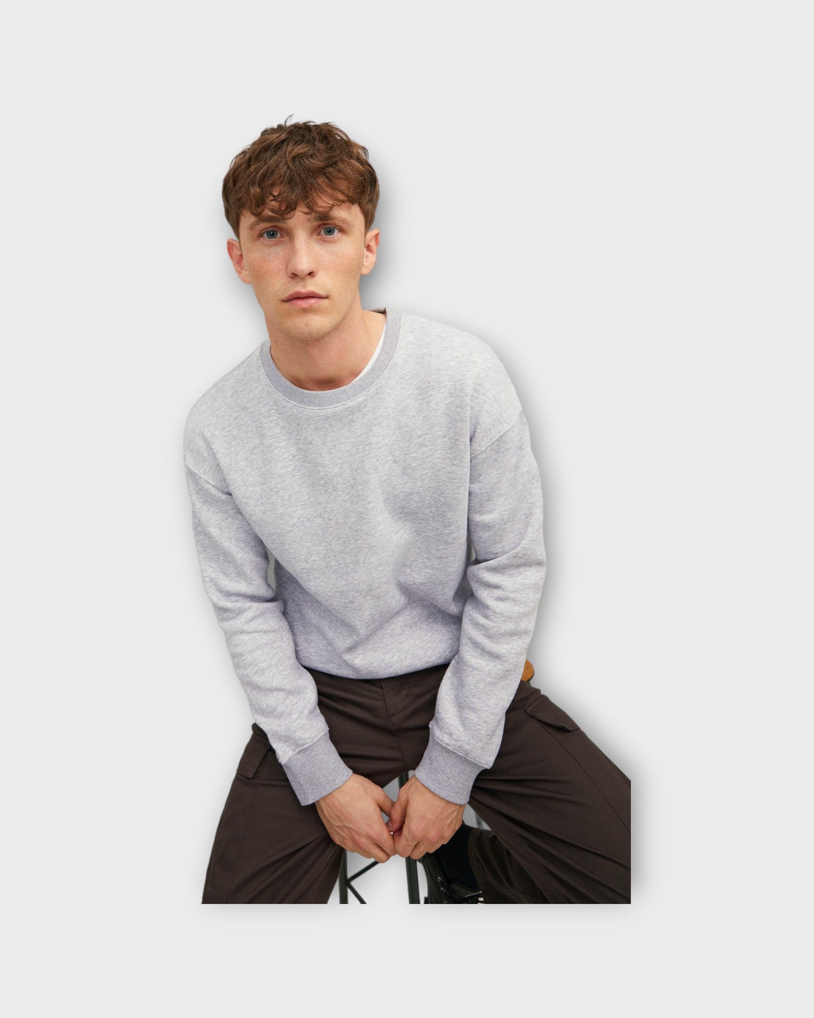 Star Organic Sweat Crew Light Grey Melange fra Jack and Jones. Lys grå melleret sweatshirt til mænd. Her set på model i closeup.