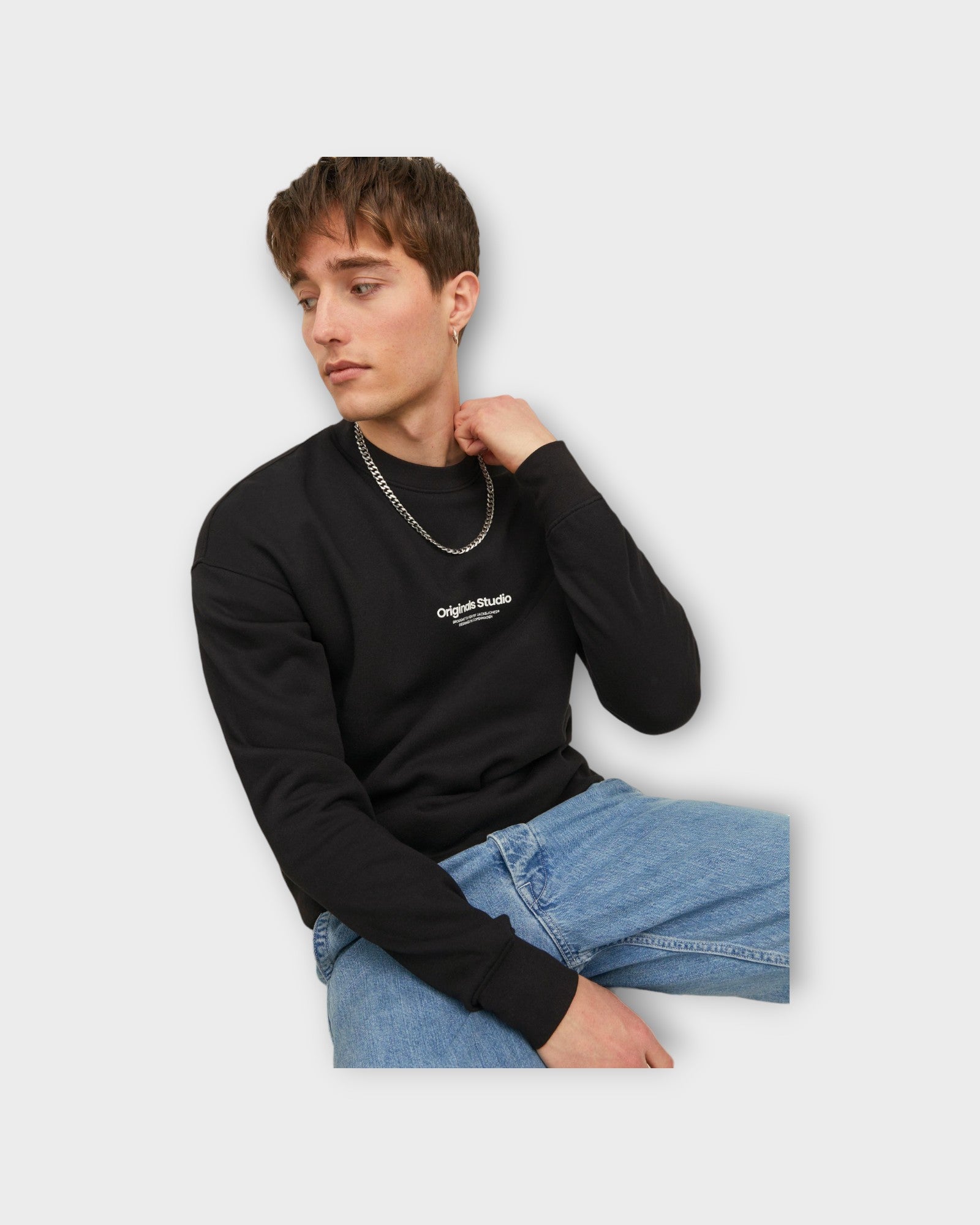 Vesterbro Sweat Crew Neck Black - Sort Jack & Jones Sweatshirt til Mænd. Her set på model fra siden af.
