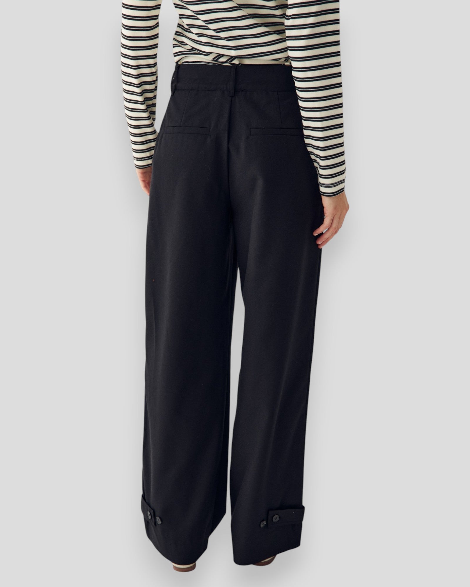 Sort Noella Joann bukser til kvinder, afslappet pasform og klassisk design, vist i billedet.