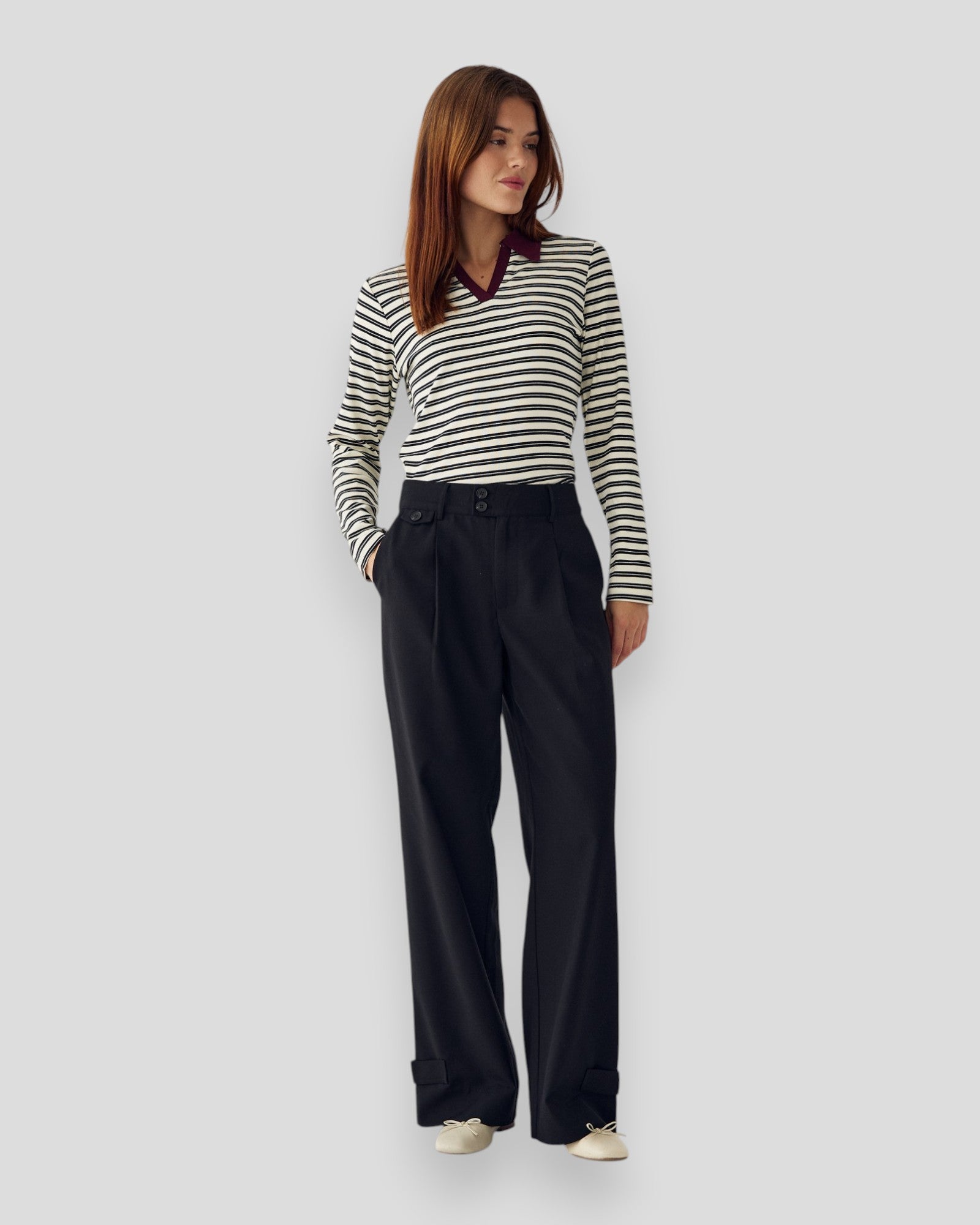 Sort damebukser fra Noella, Joann Pants, med elegant pasform og komfortabelt stof, vist i et stilfuldt outfit.