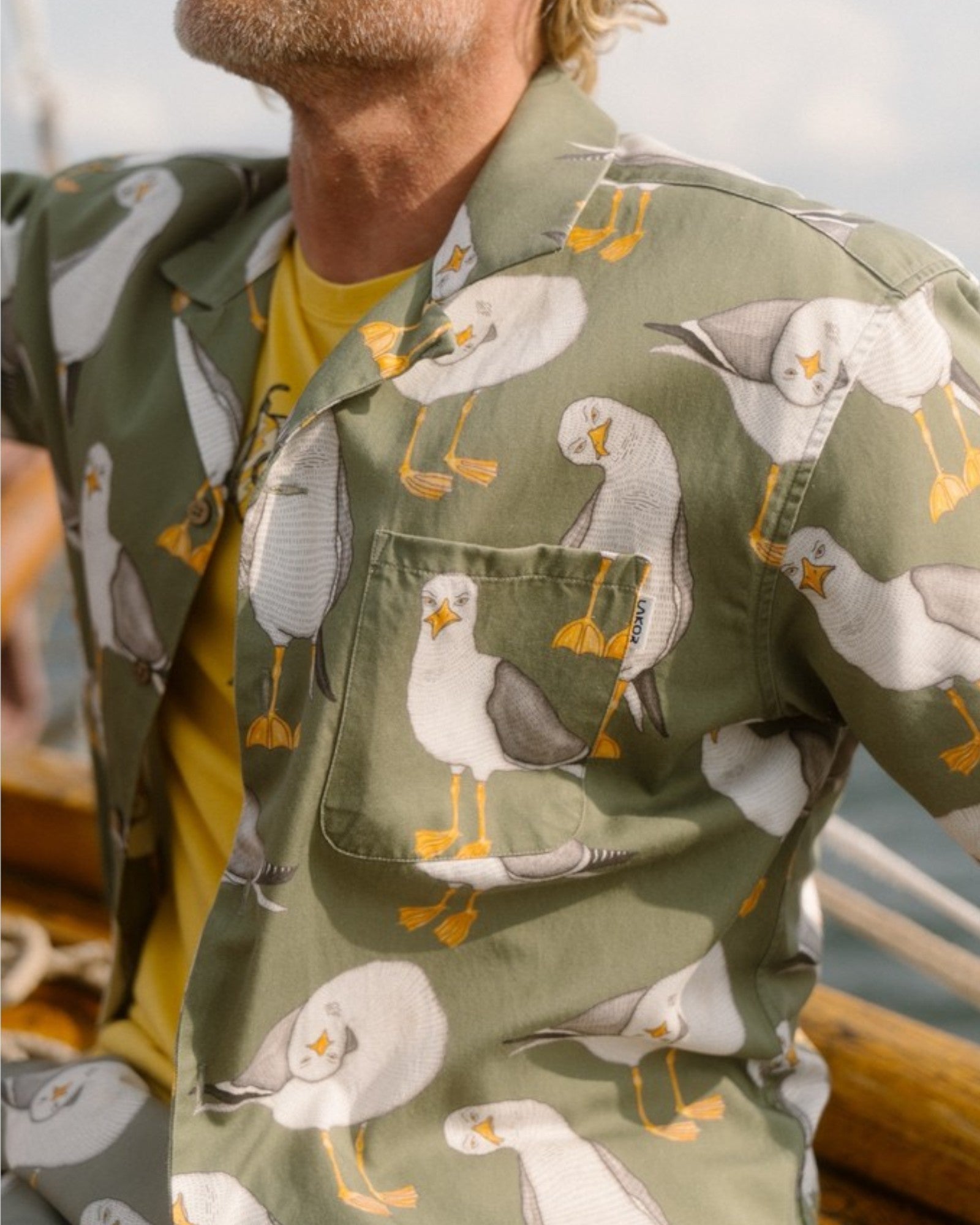 Lakor Flipping The Bird kortærmet skjorte i Sea Spray med farverige print og afslappet pasform, vist på model.