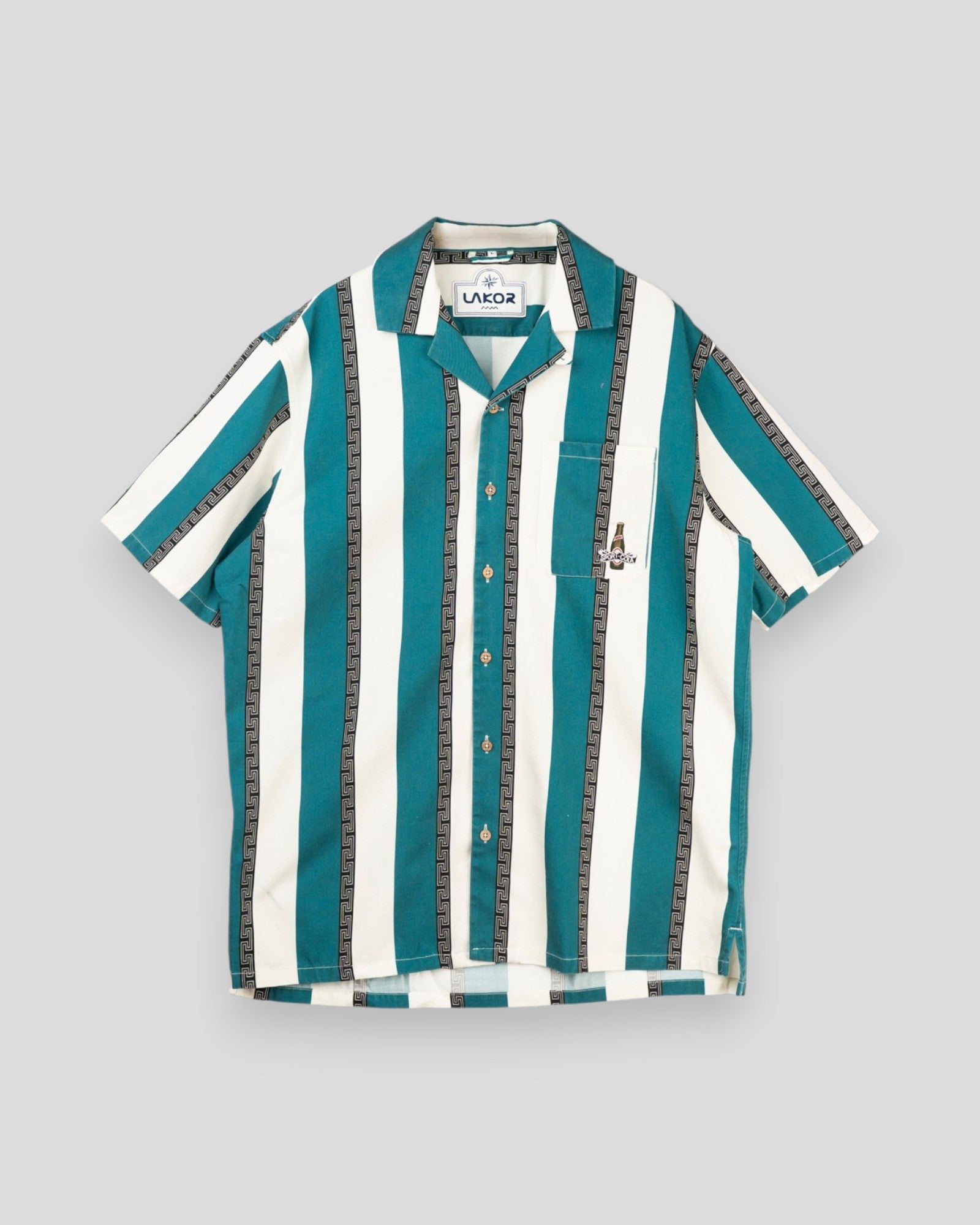 Lakor Sport-Cola Stripe kortærmet skjorte i havneblå med hvide striber, afslappet sportsstil, synlig i billedet.