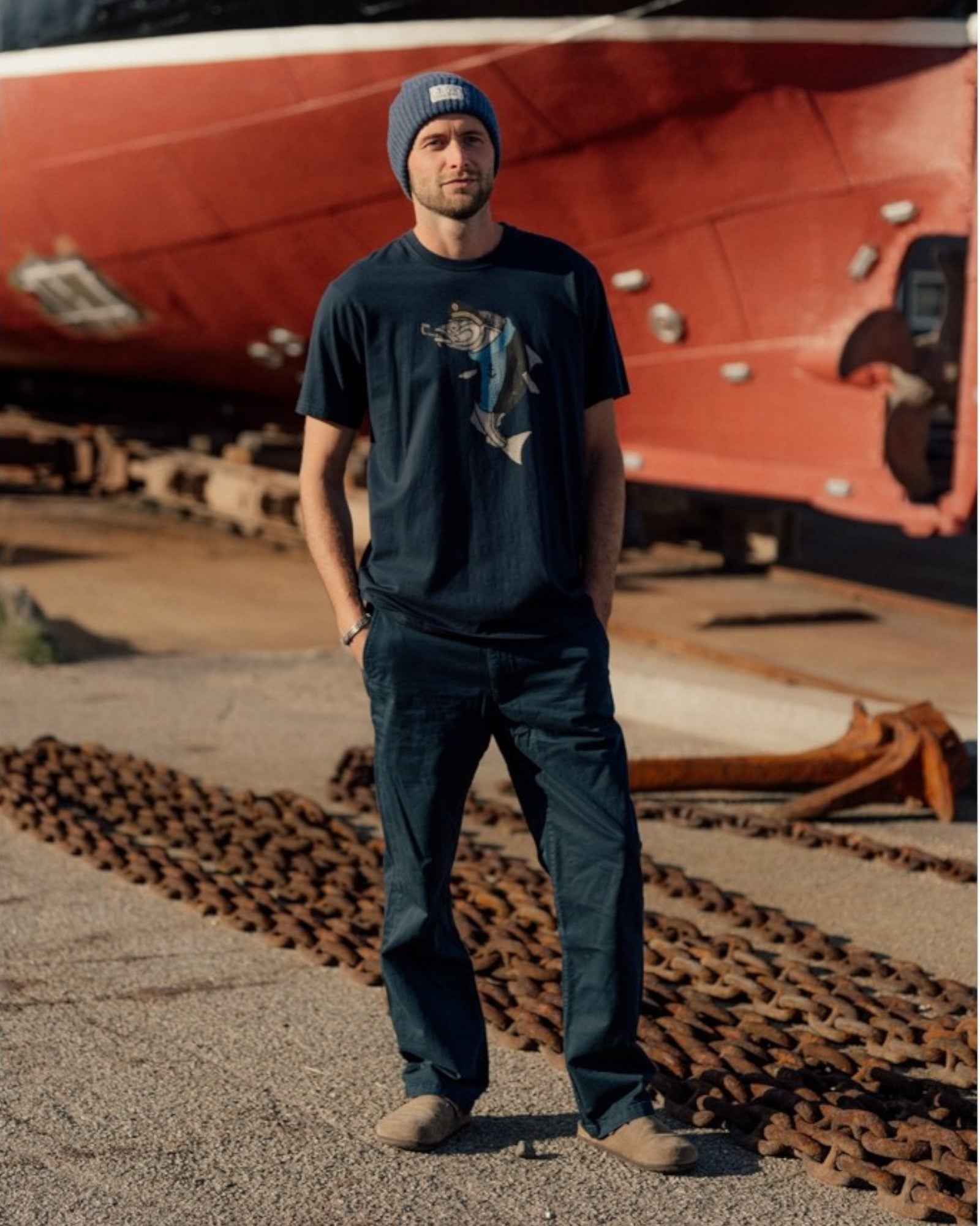 Lakor Haddock Tee i blå med rund hals, synligt med blødt bomuldsmateriale og blå farvetekst.