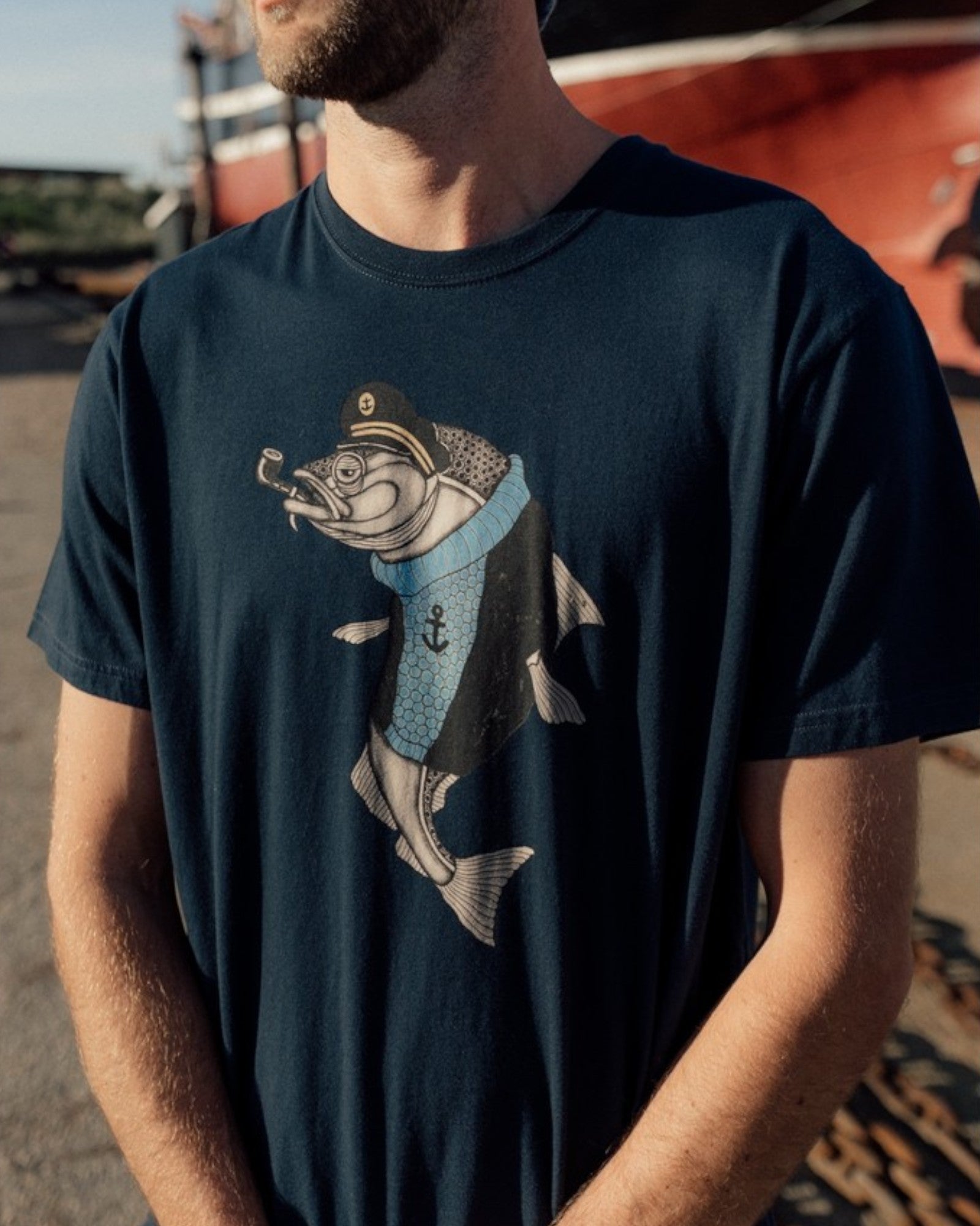 Lakor Haddock Tee i blå med rund hals, vises på model, blød bomulds T-shirt med blåbærprint.