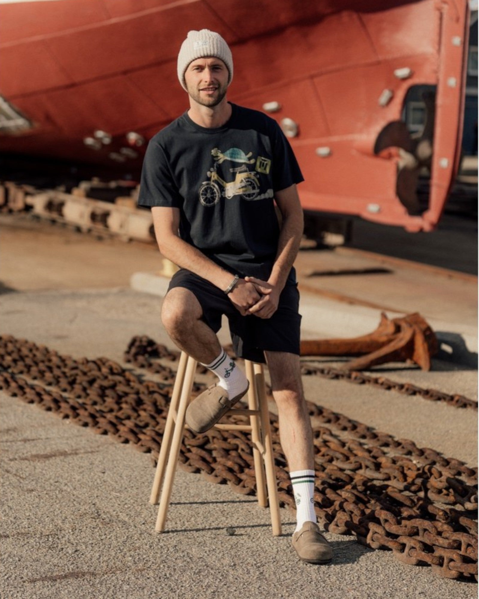 Lakor Maxi Speed Tee i Moonless Night, sort t-shirt med sportligt design, synlig foran med logo og komfortabel pasform