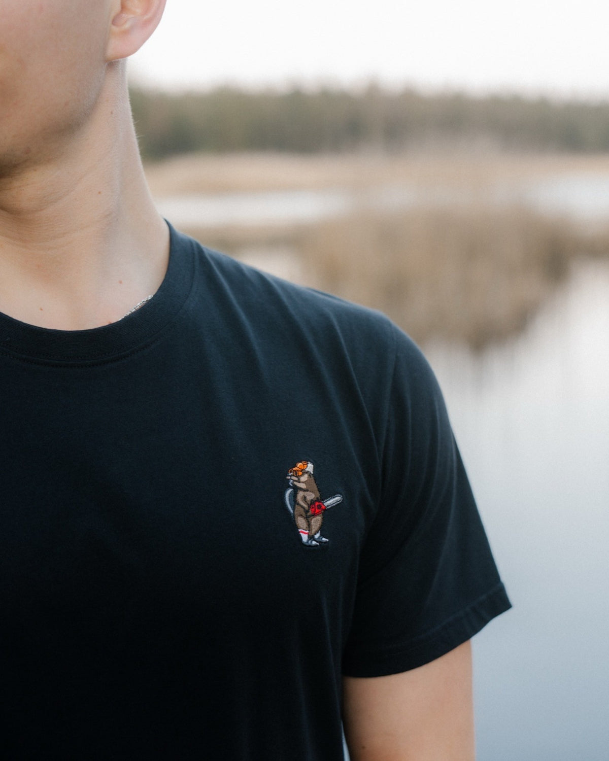 Lakor Mini Lazy Lumber T-shirt i sort med minimalist design, blød bomuld, kort ærme og rund hals til afslappet stil.