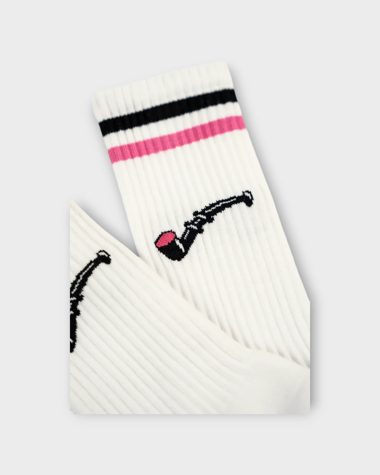 Lakridspibe Socks White - Broderet Hvide Lakor Soulwear Tennissokker til Mænd. Her set i closeup.