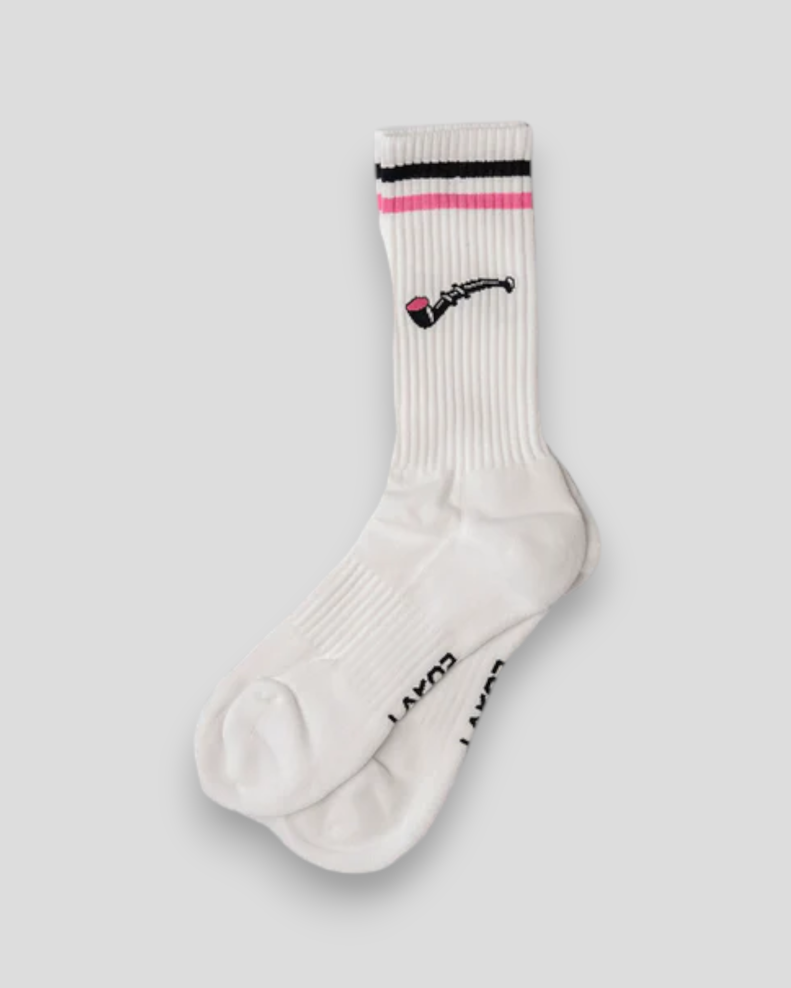 Lakridspibe Socks White - Broderet Hvide Lakor Soulwear Tennissokker til Mænd. Her set forfra.