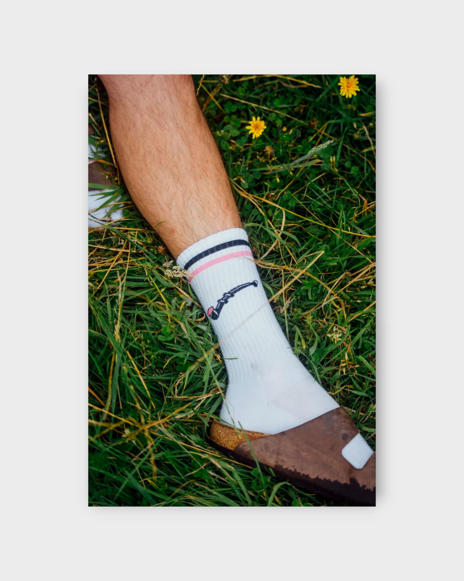 Lakridspibe Socks White - Broderet Hvide Lakor Soulwear Tennissokker til Mænd. Her set på model i closeup.