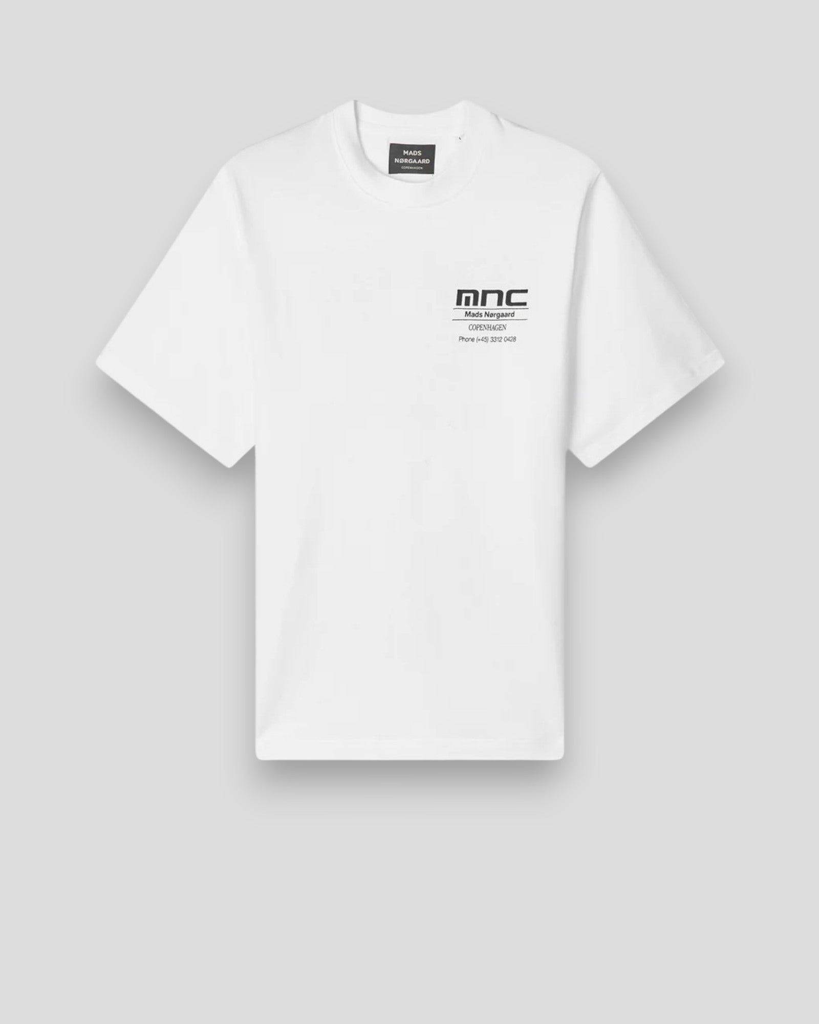 Mads Nørgaard Cotton Jersey Frode MNC Tee i White – en klassisk hvid t-shirt i blød bomuld, perfekt til både afslappede og stilrene outfits.