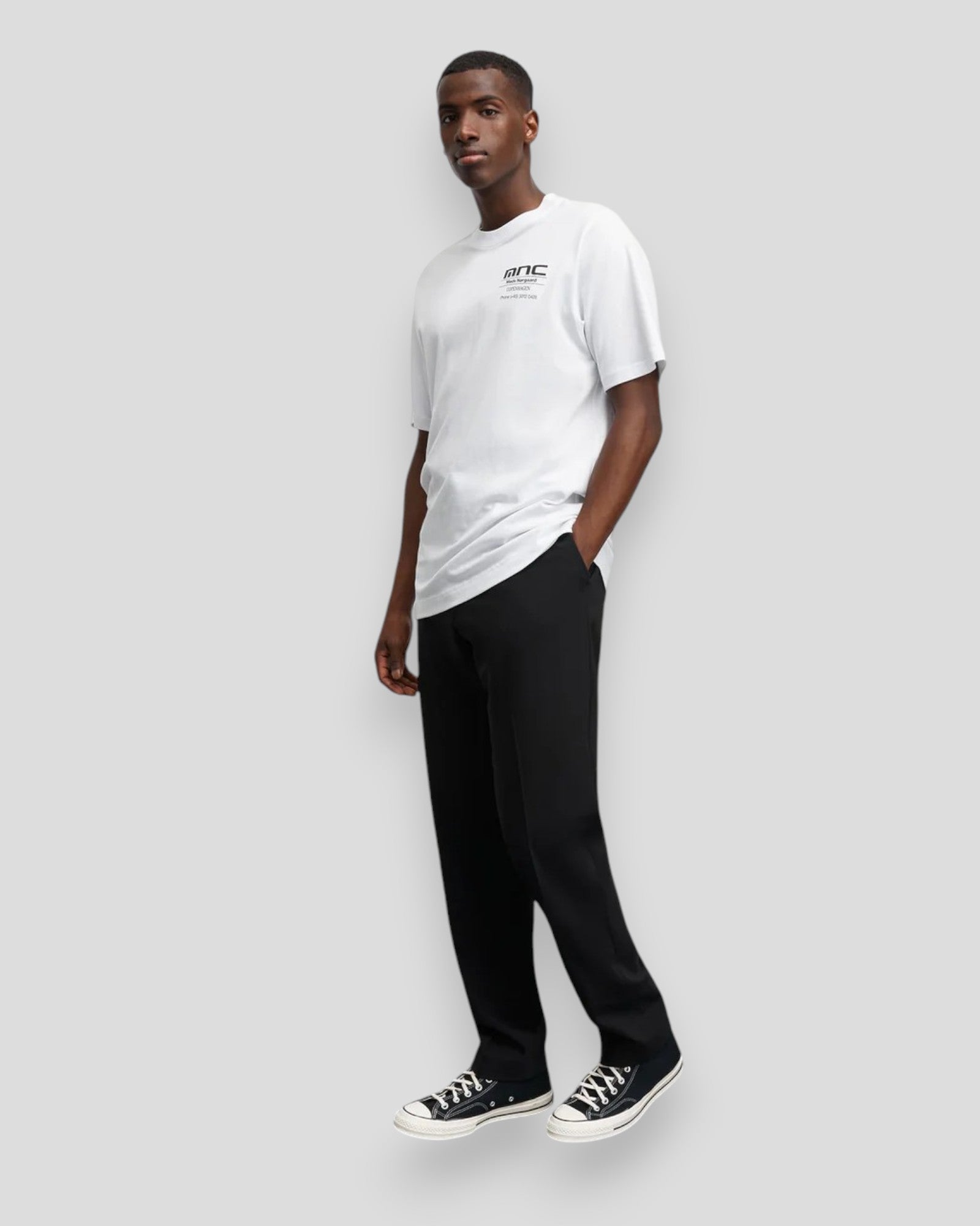 Mads Nørgaard Cotton Jersey Frode MNC Tee i White – en tidløs t-shirt i hvid med et minimalistisk design, ideel til lag-på-lag styling.