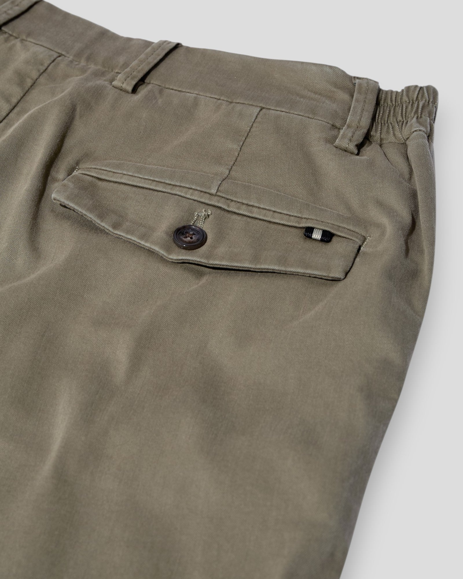 Mos Mosh Paper Shorts i blød armyfarve, afslappede shorts med komfortabel pasform og moderne design.