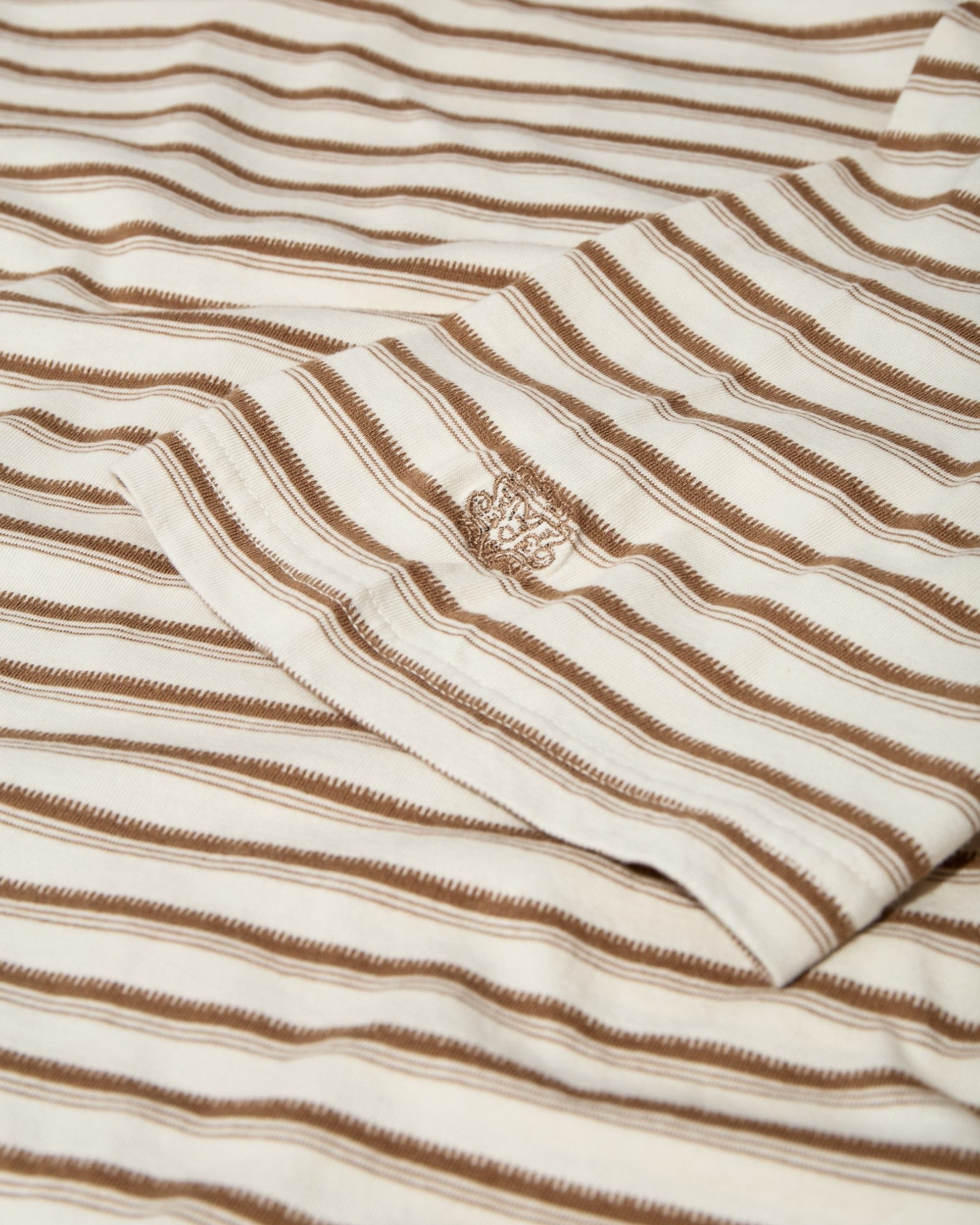Dani Stripe O-SS Tee fra Mos Mosh Gallery i Toasted Coconut med lodrette striber og afslappet pasform.